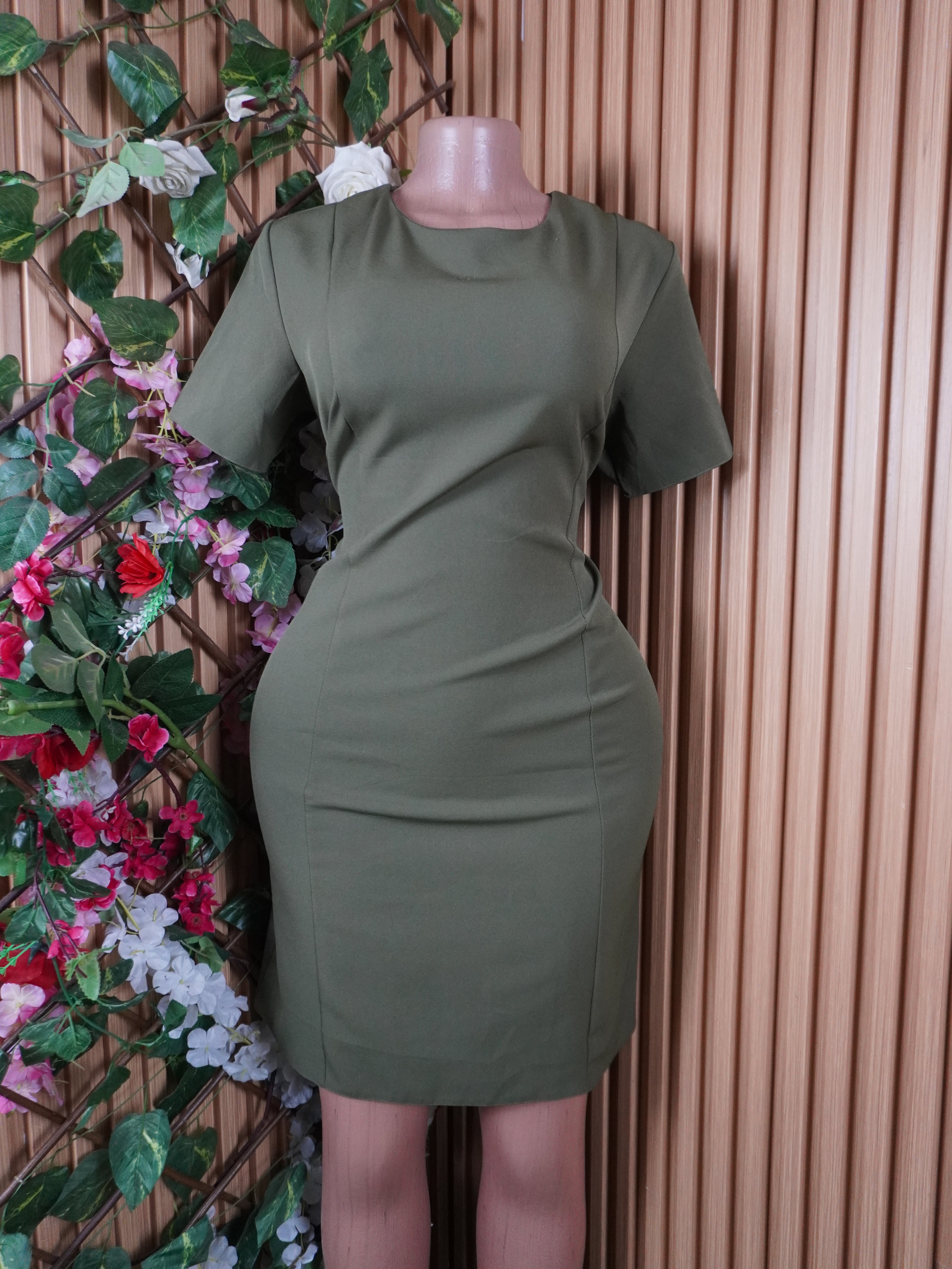 Robe moulante manches courtes décolletée-L