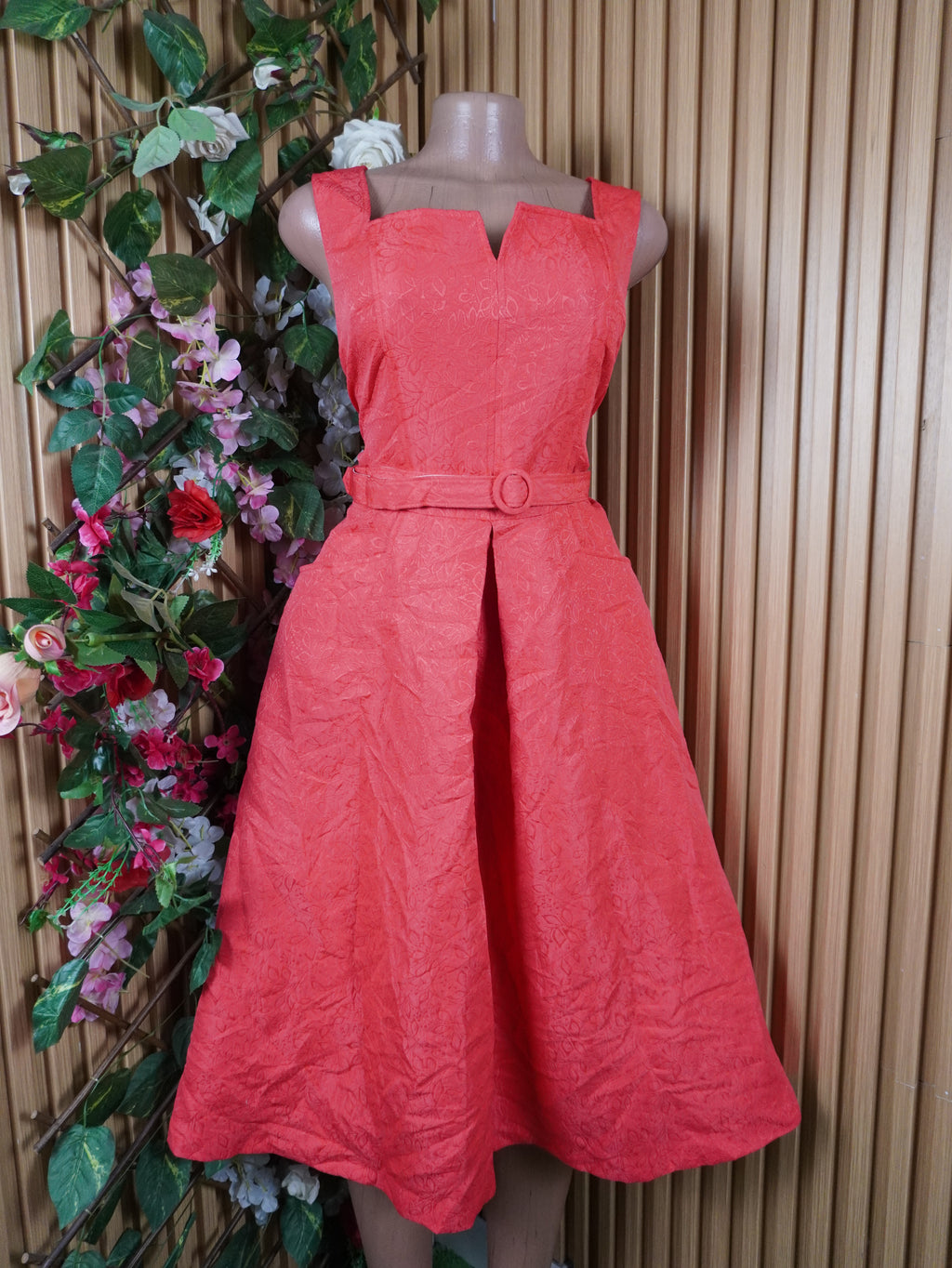 Robe évasée sans manches décolletée-L