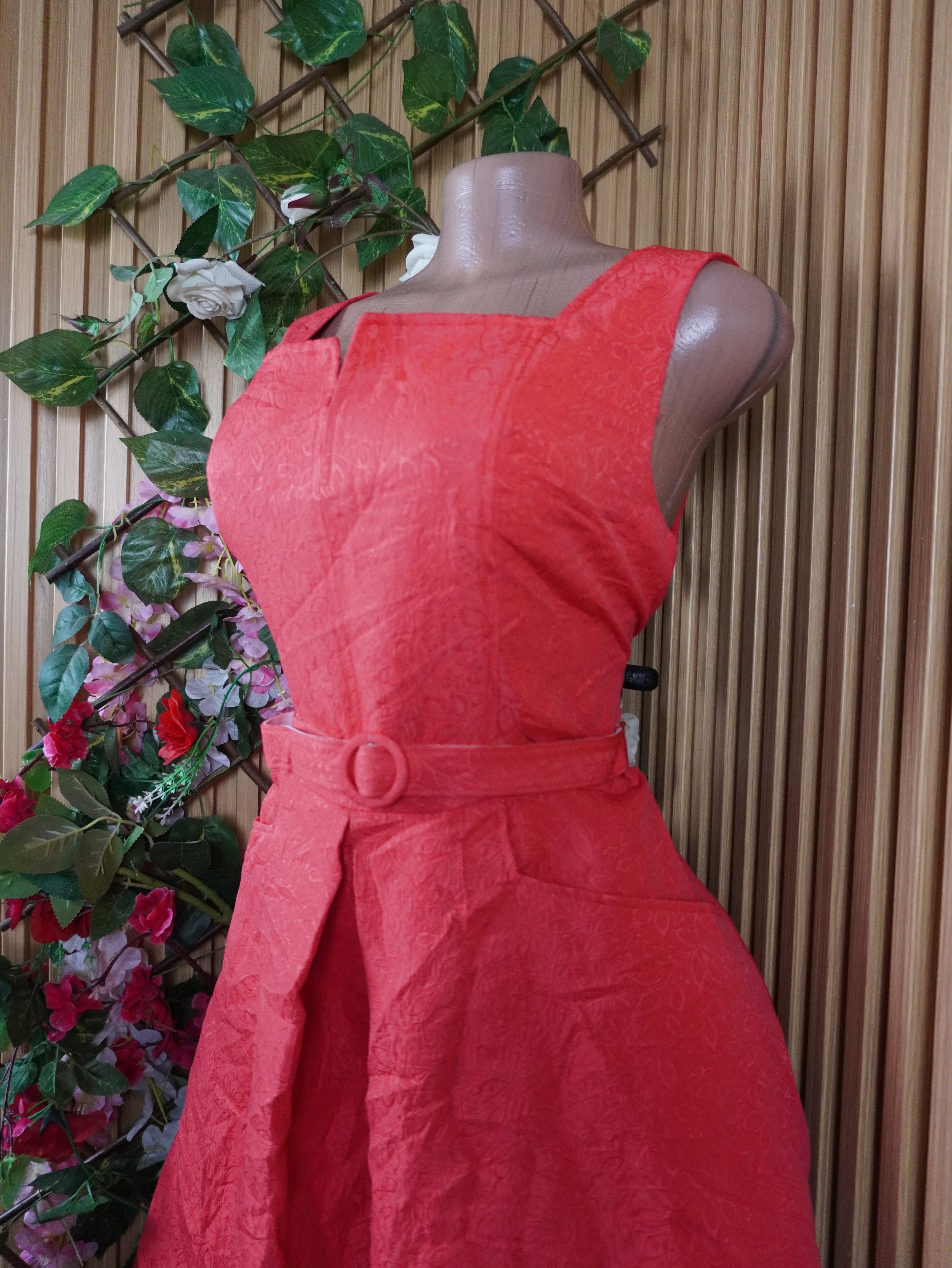 Robe évasée sans manches décolletée-L