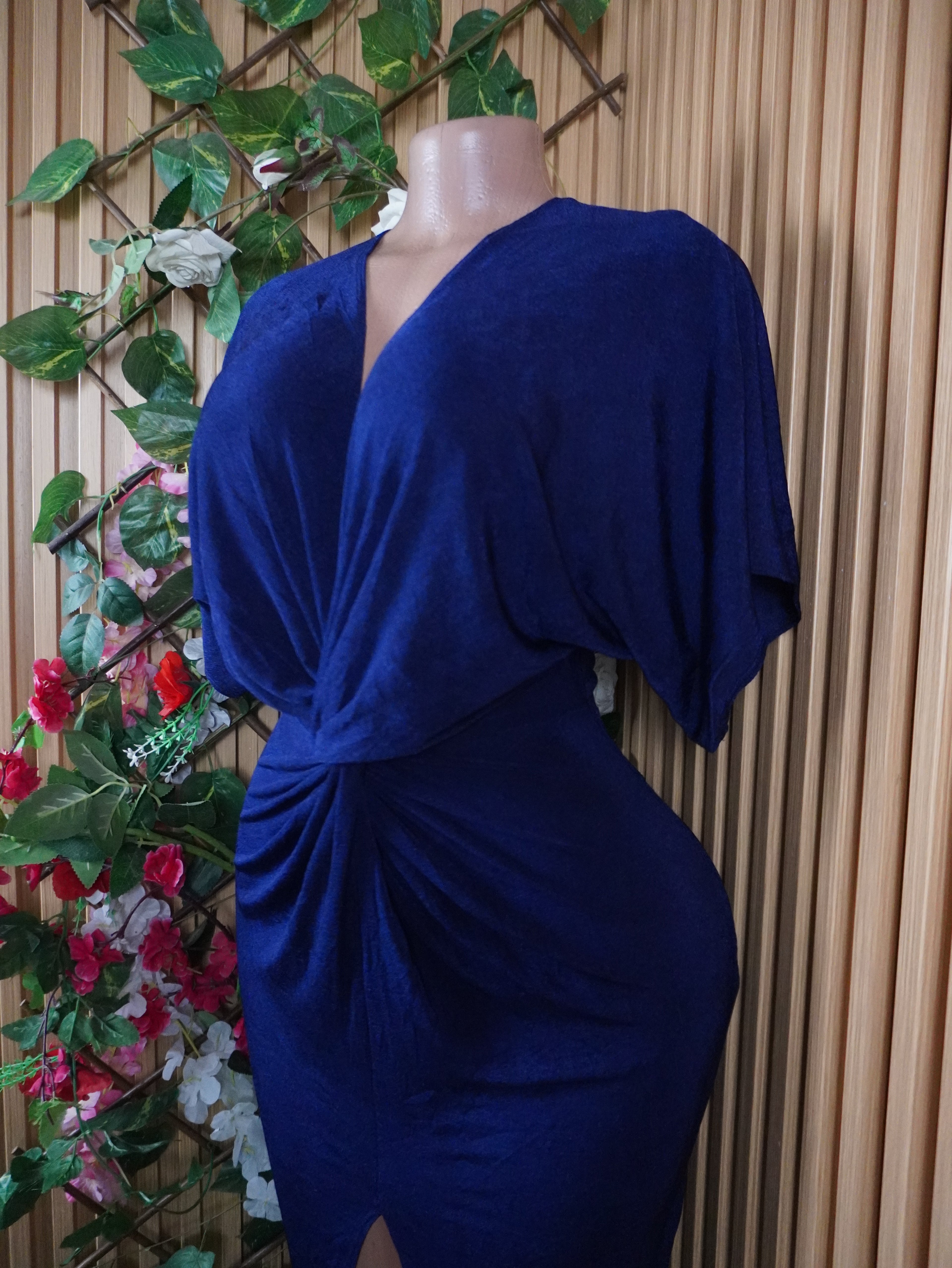 Robe moulante stylée manches courtes avec fente-M