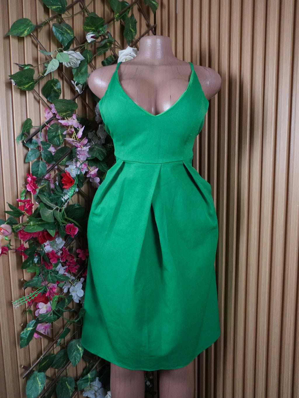 Robe évasée à fines bretelles décolletée-S