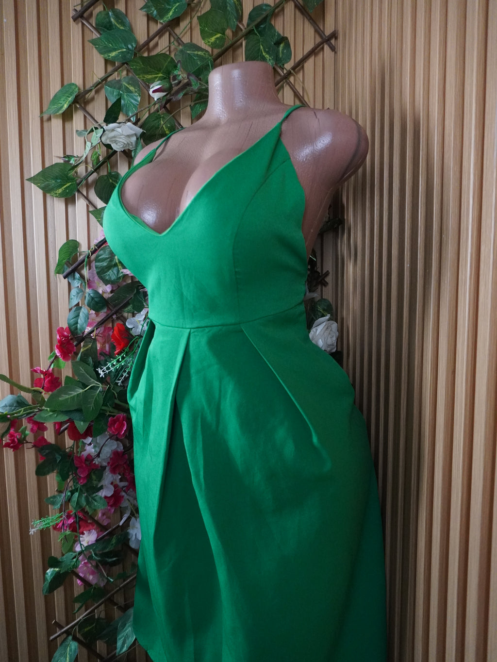 Robe évasée à fines bretelles décolletée-S