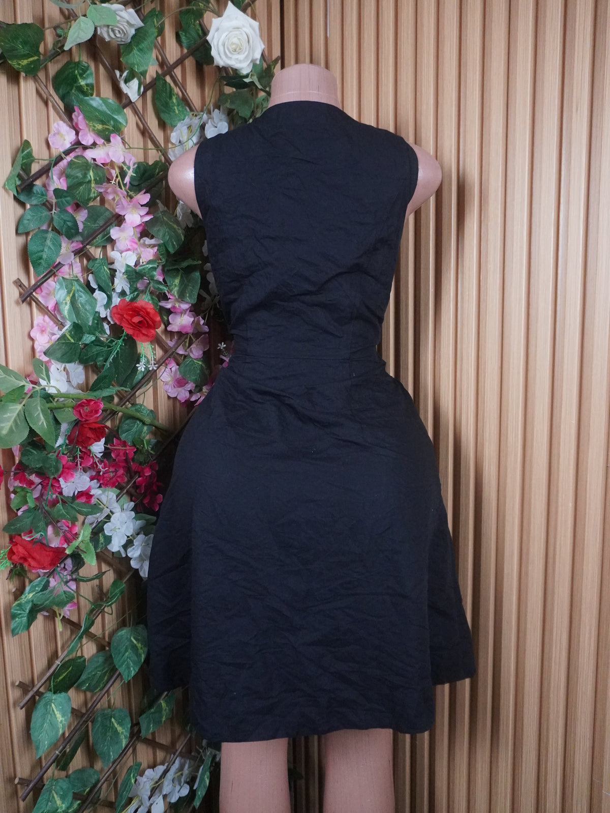 Robe évasée sans manches avec boutons-S
