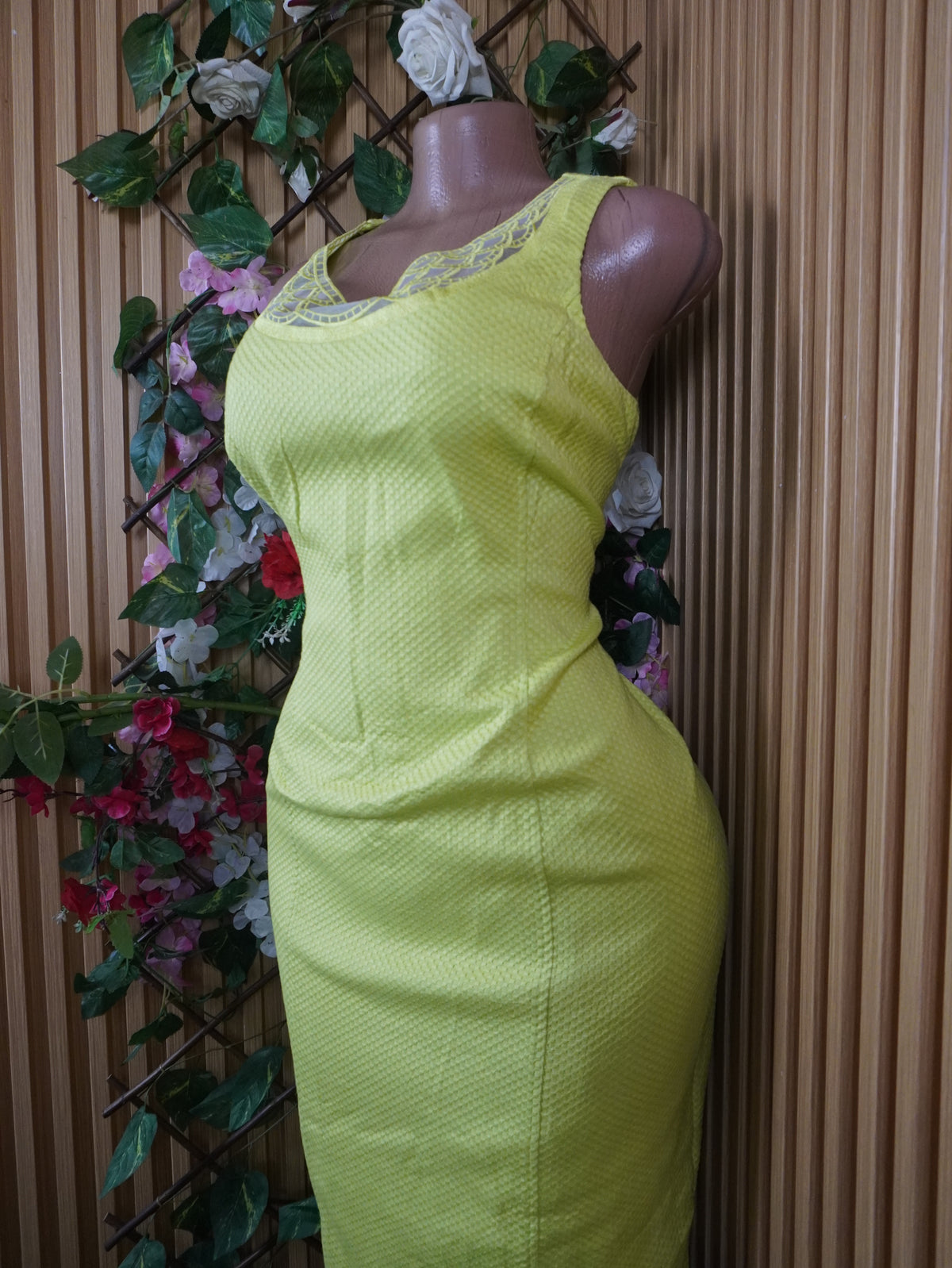 Robe moulante sans manches décolletée-M