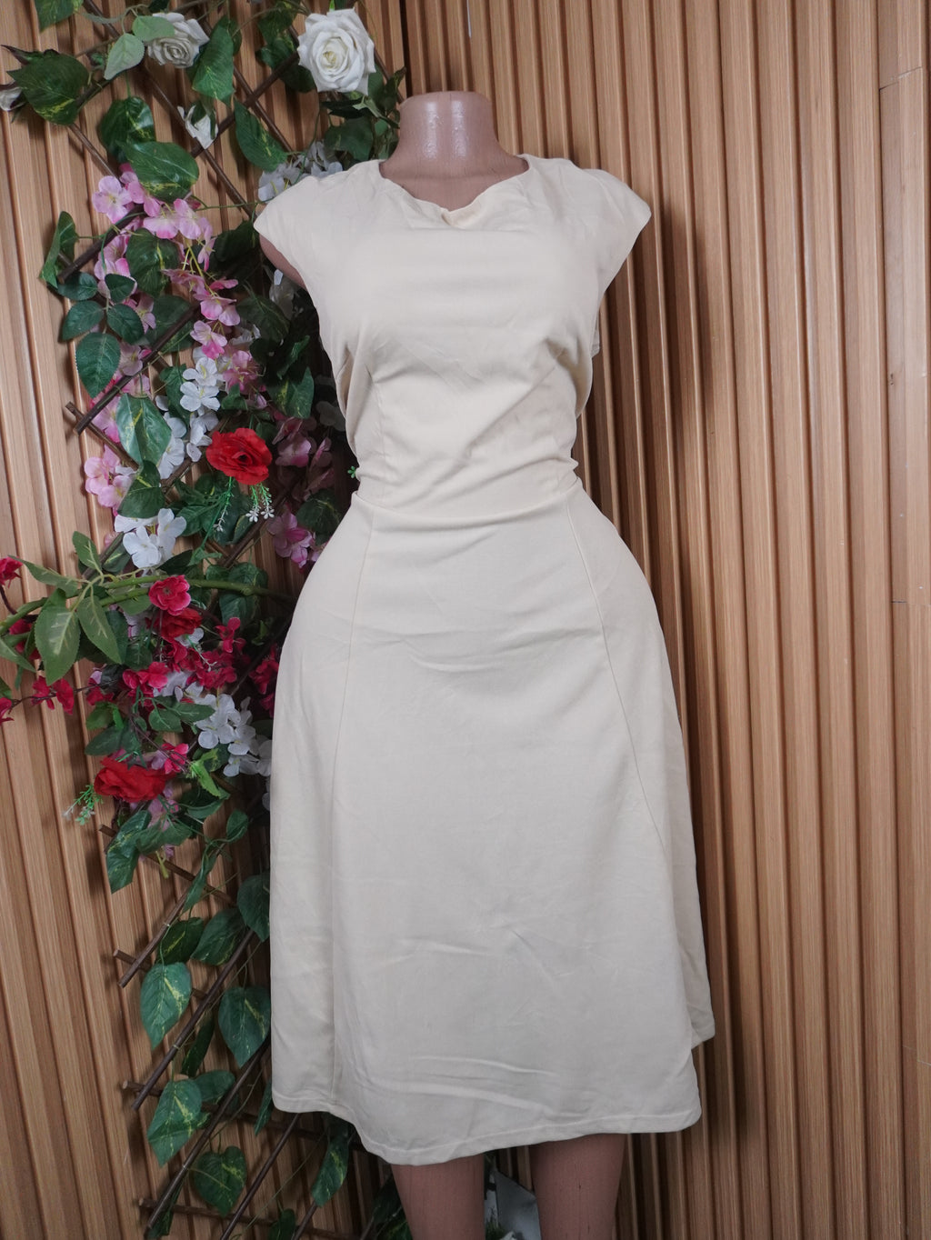 Robe évasée mi-longue sans manches décolletée-L