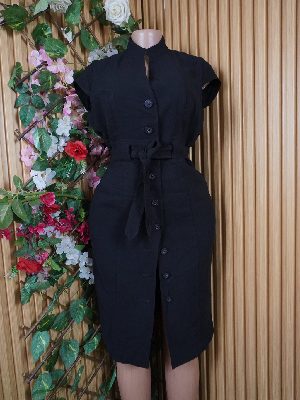Robe moulante sans manches col mao avec boutons ceintrée-M