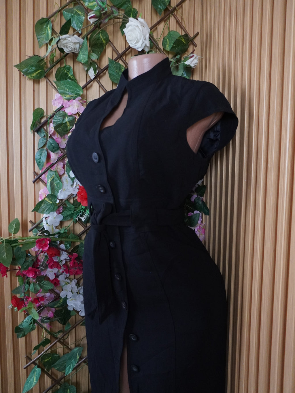 Robe moulante sans manches col mao avec boutons ceintrée-M