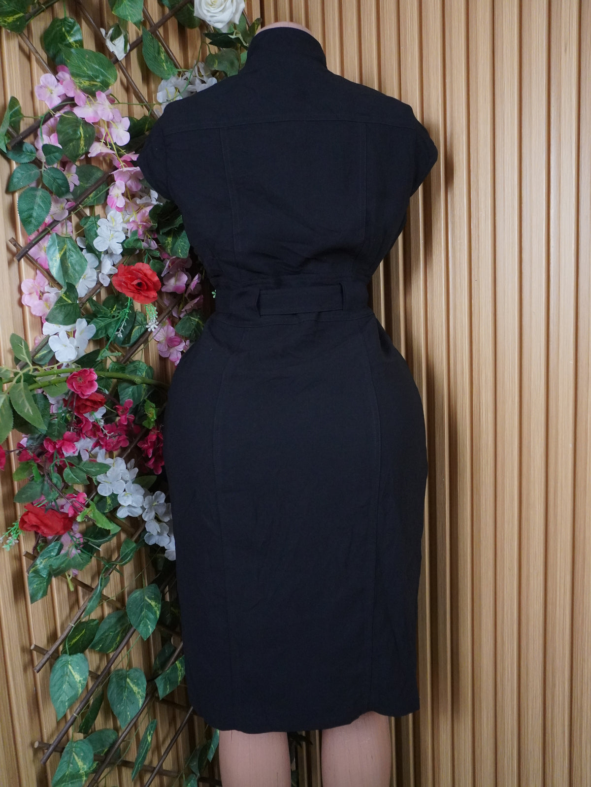 Robe moulante sans manches col mao avec boutons ceintrée-M