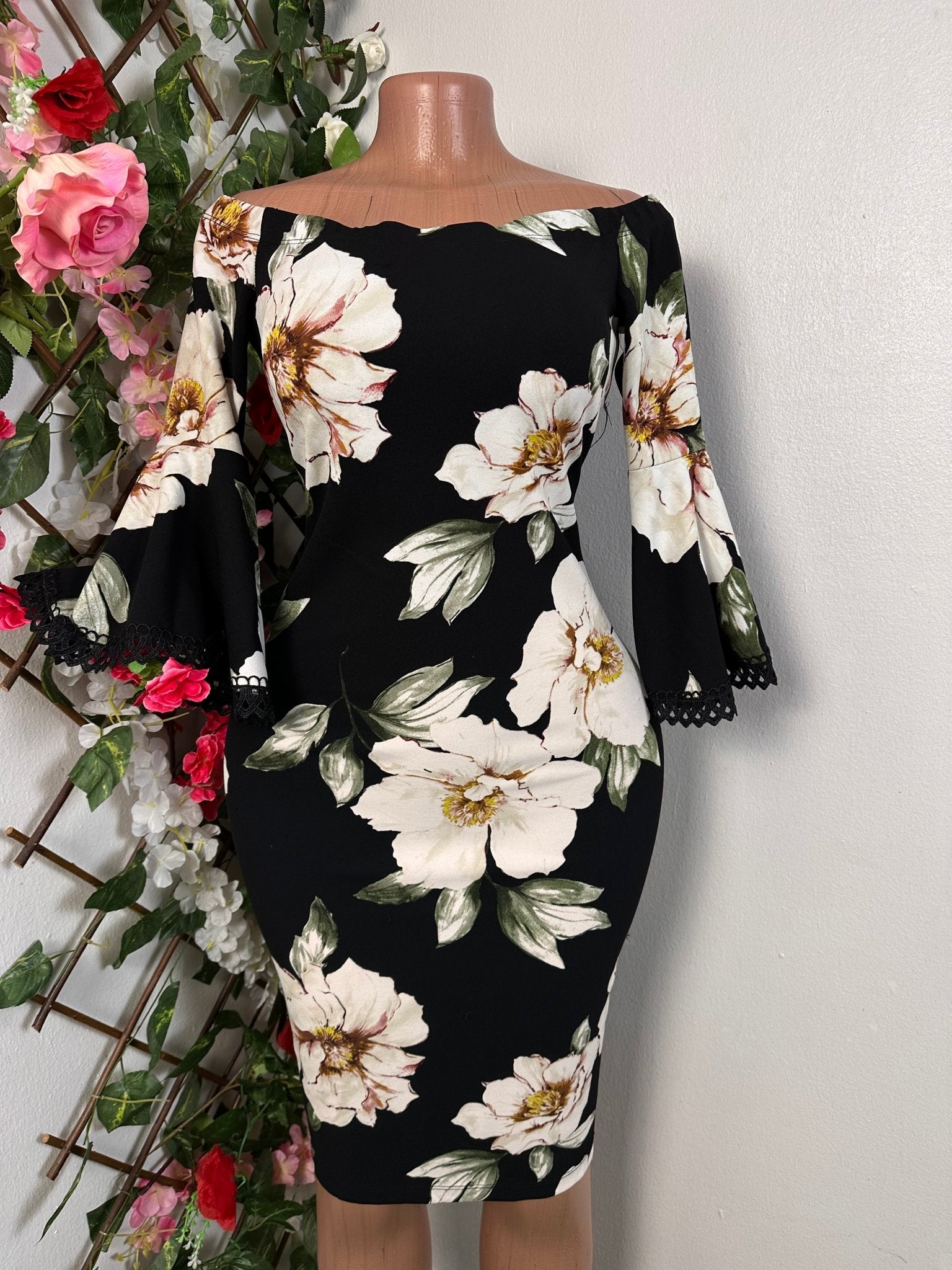 Robe moulante courte à manche 3/4 dentelé au bout et décolleté en bateau - Perluna Store