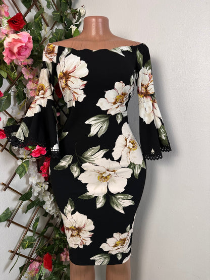 Robe moulante courte à manche 3/4 dentelé au bout et décolleté en bateau - Perluna Store