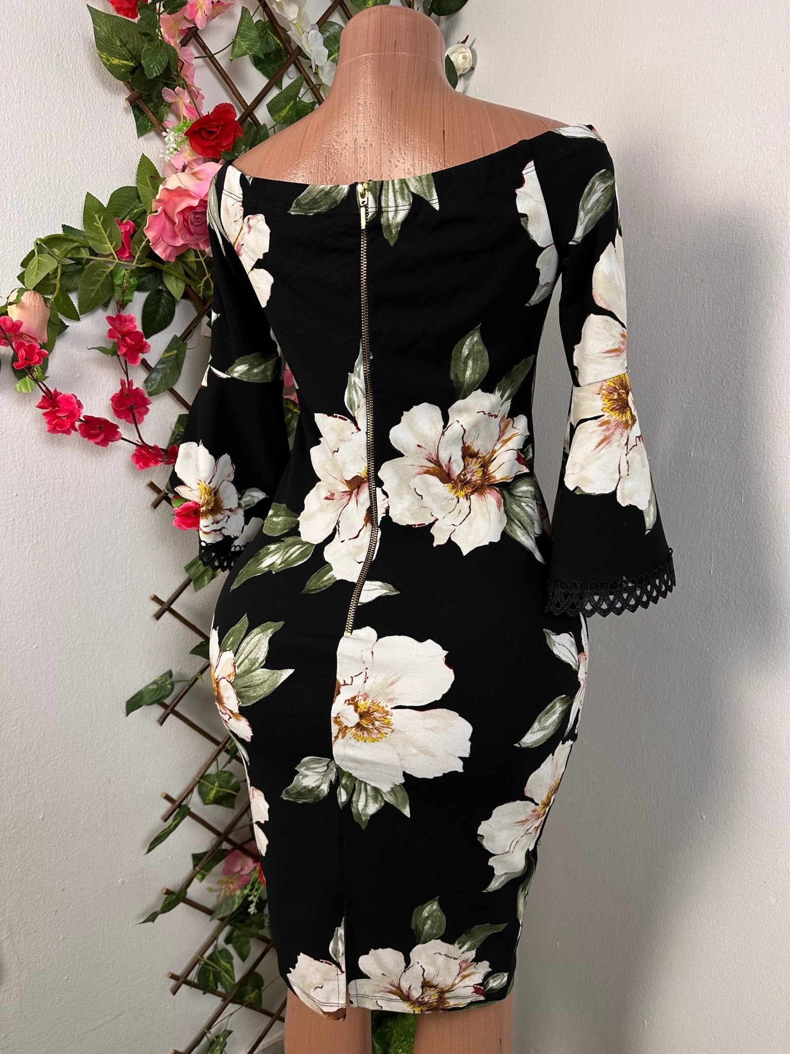 Robe moulante courte à manche 3/4 dentelé au bout et décolleté en bateau - Perluna Store