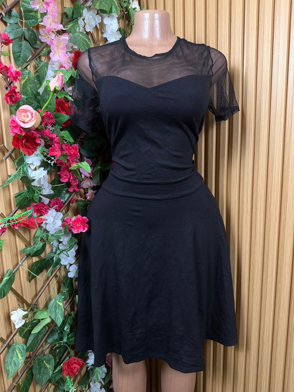 Robe évasée manches courtes dénudée-M