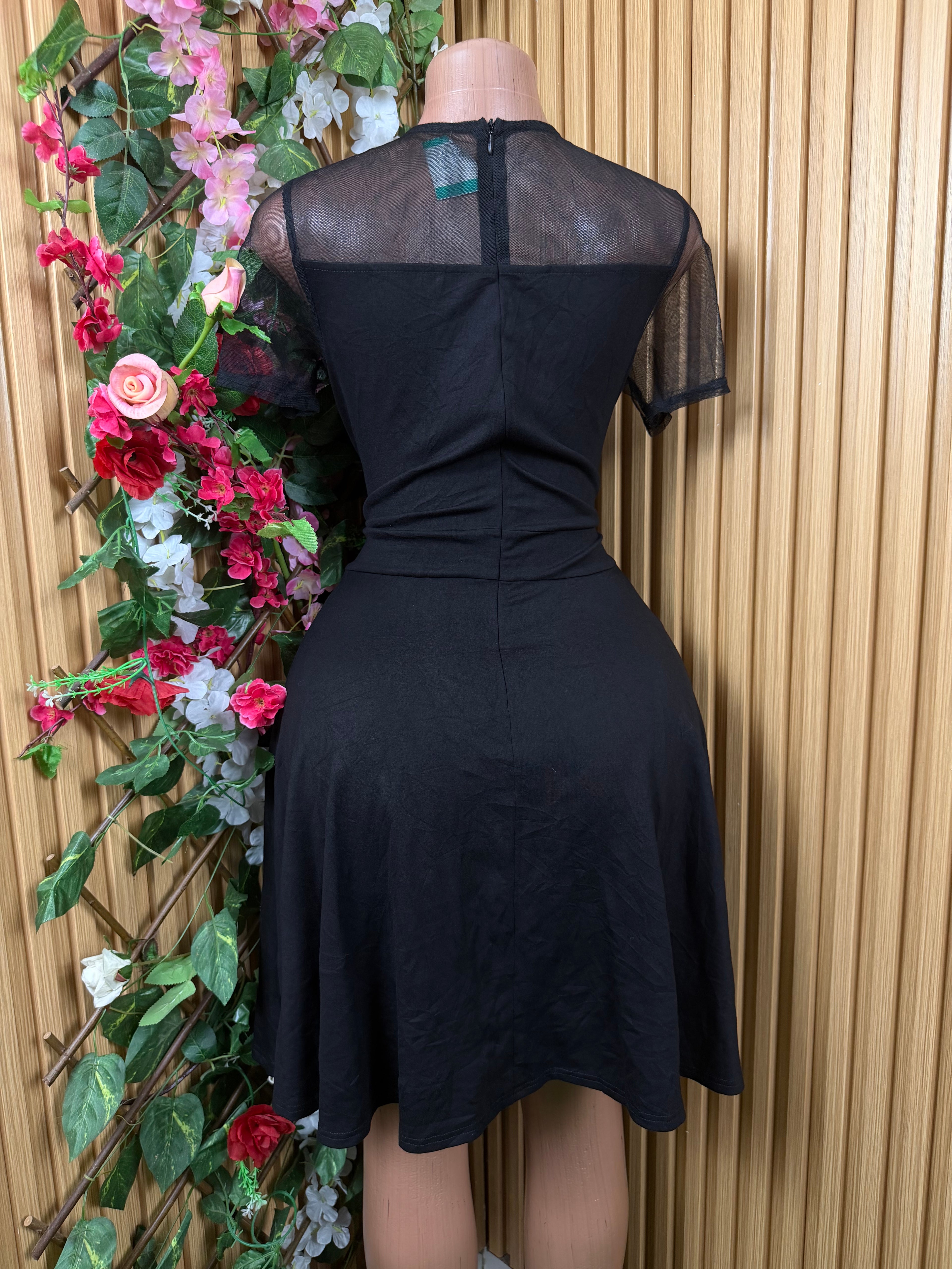 Robe évasée manches courtes dénudée-M
