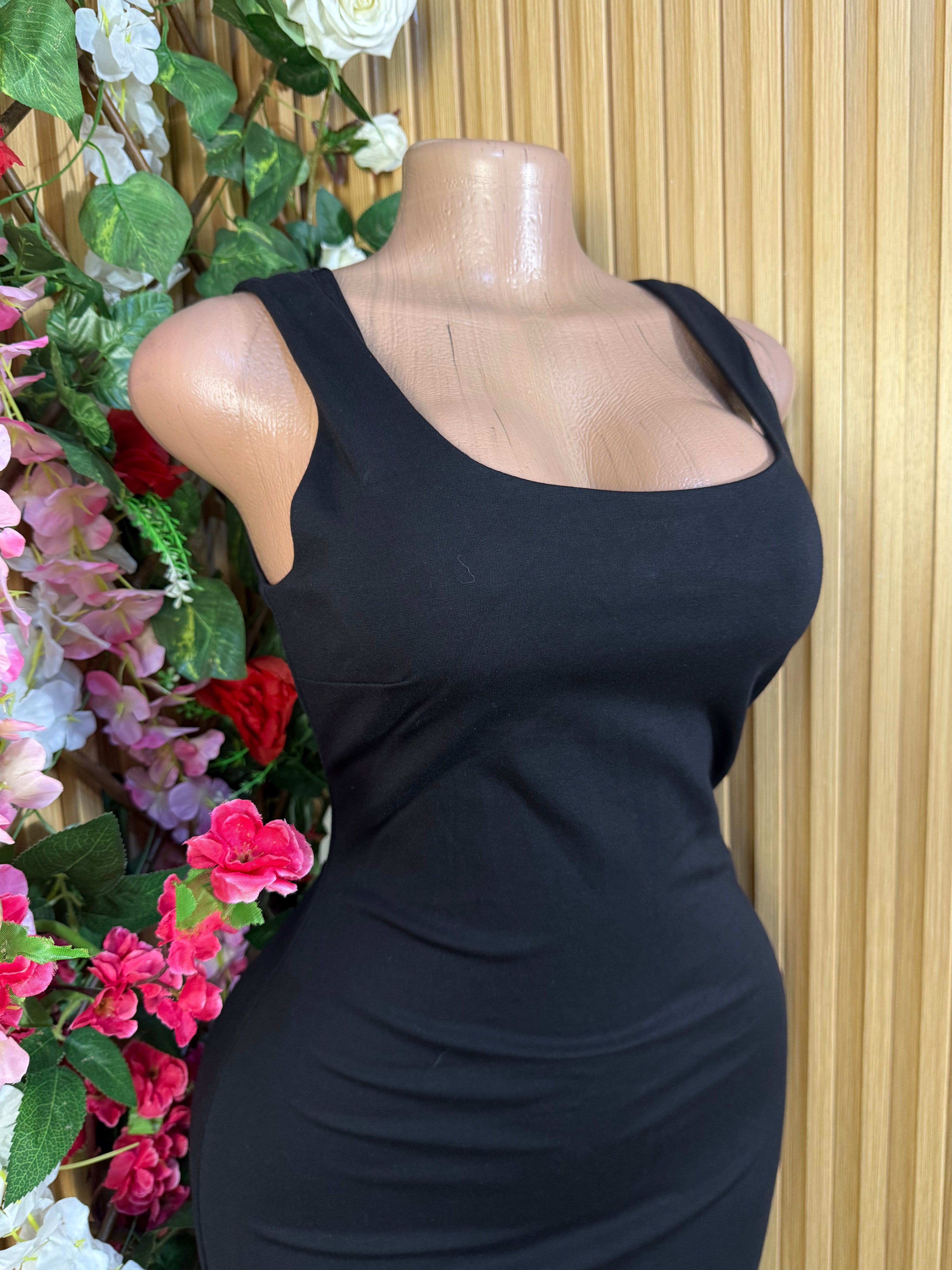 Robe moulante sans manches col carré - Perluna Store