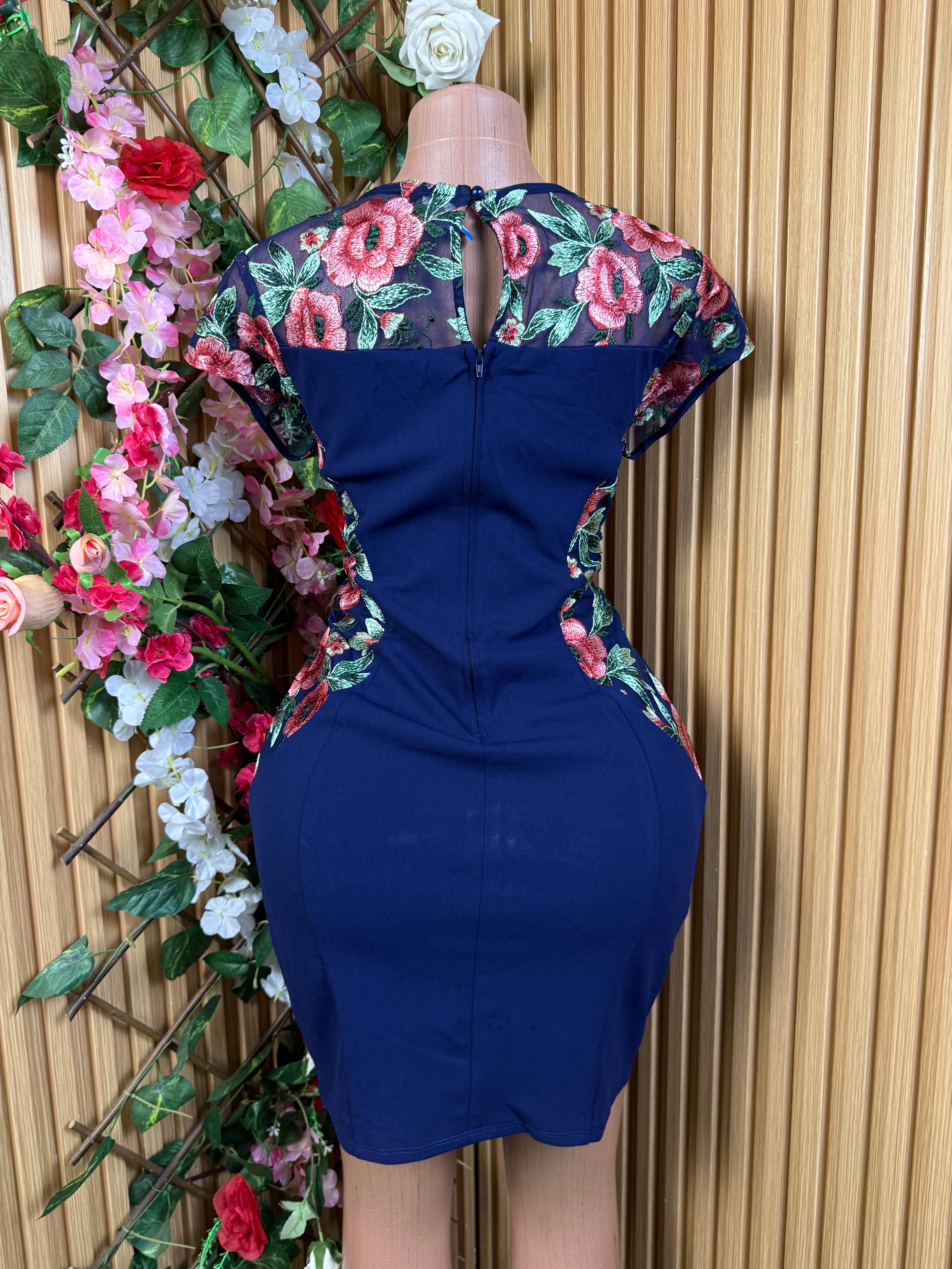 Robe moulante slim sans manches décollectée - Perluna Store