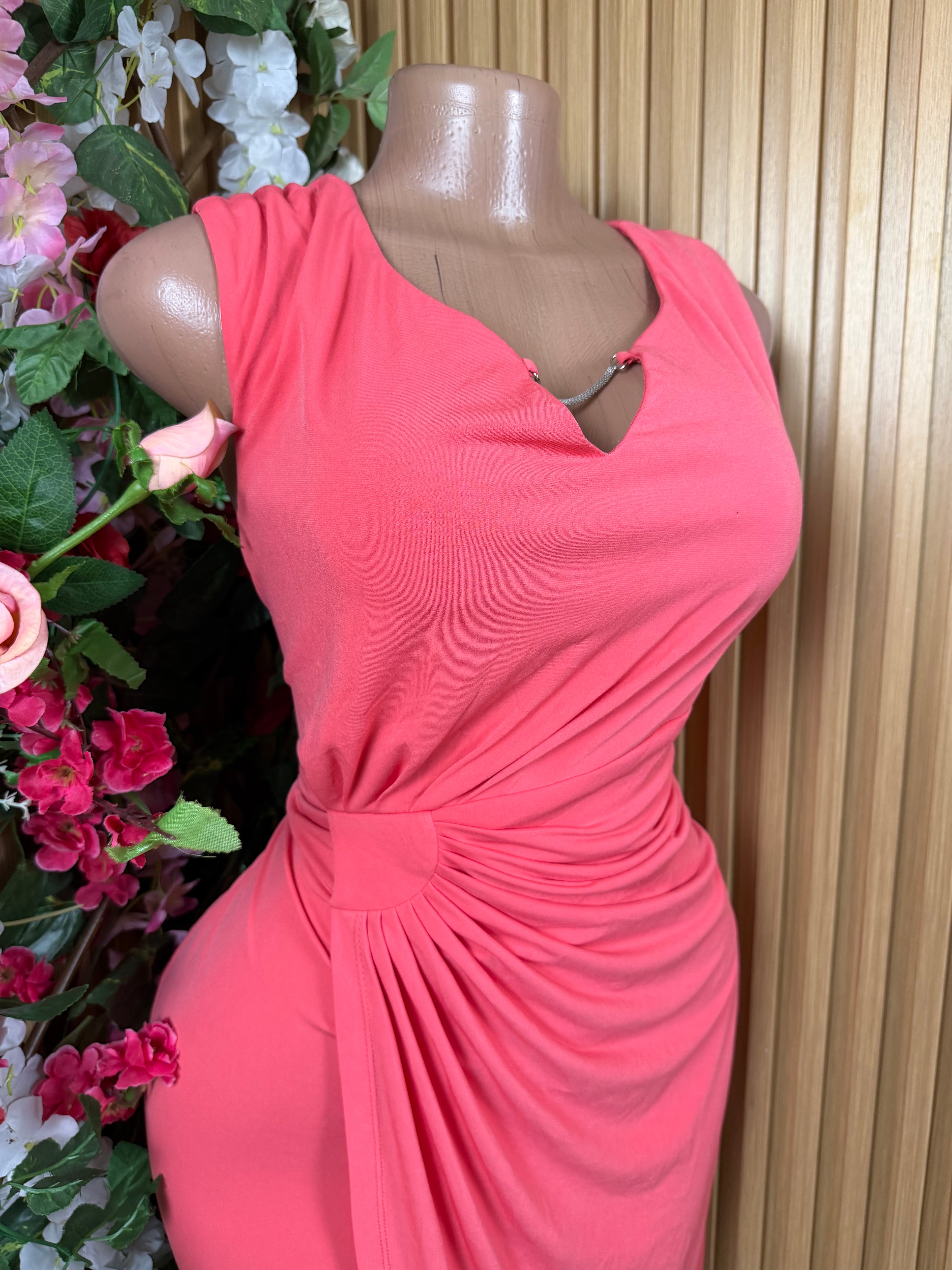Robe moulante sans manches décolletée-L 11