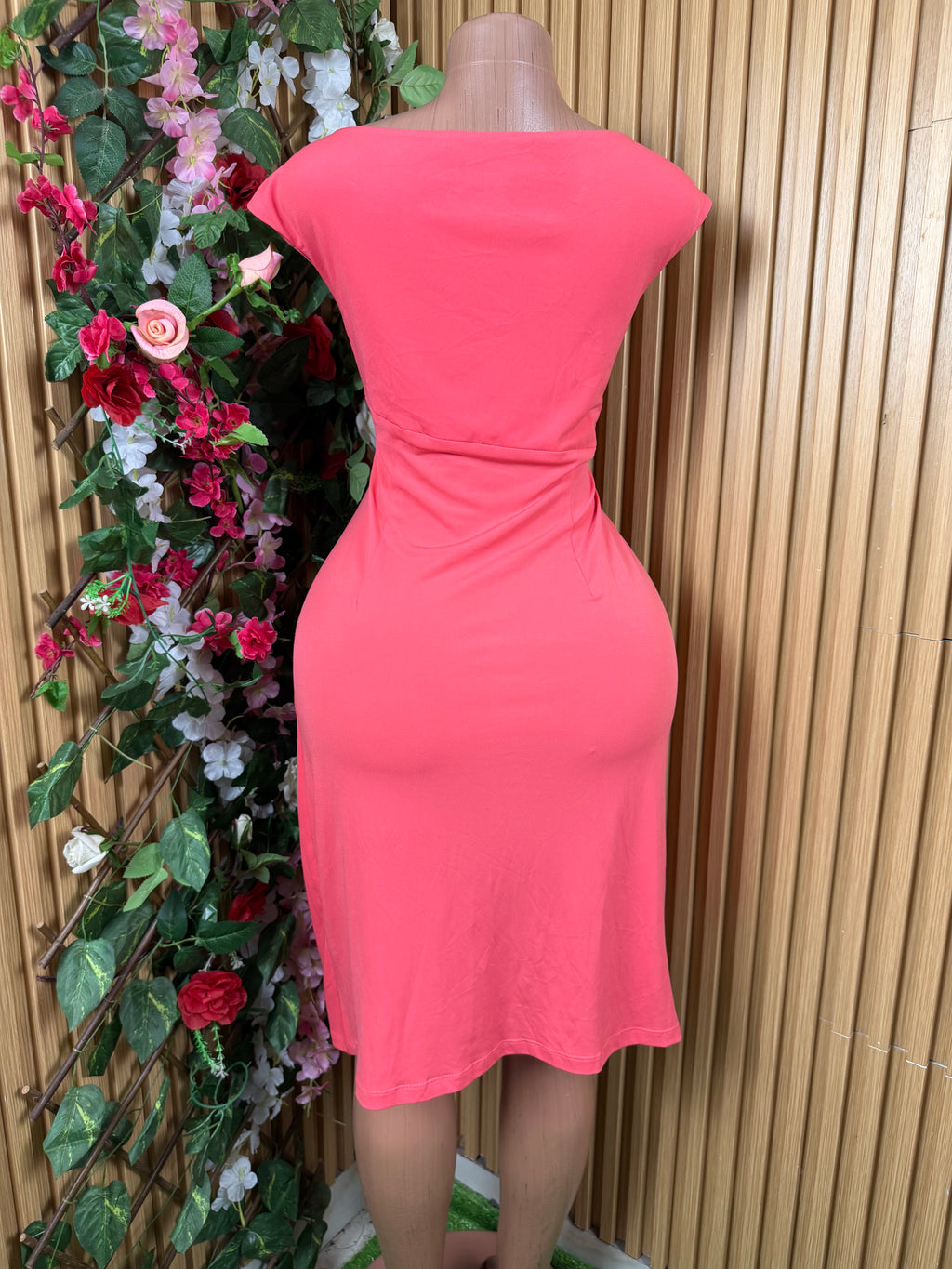 Robe moulante sans manches décolletée-L 11