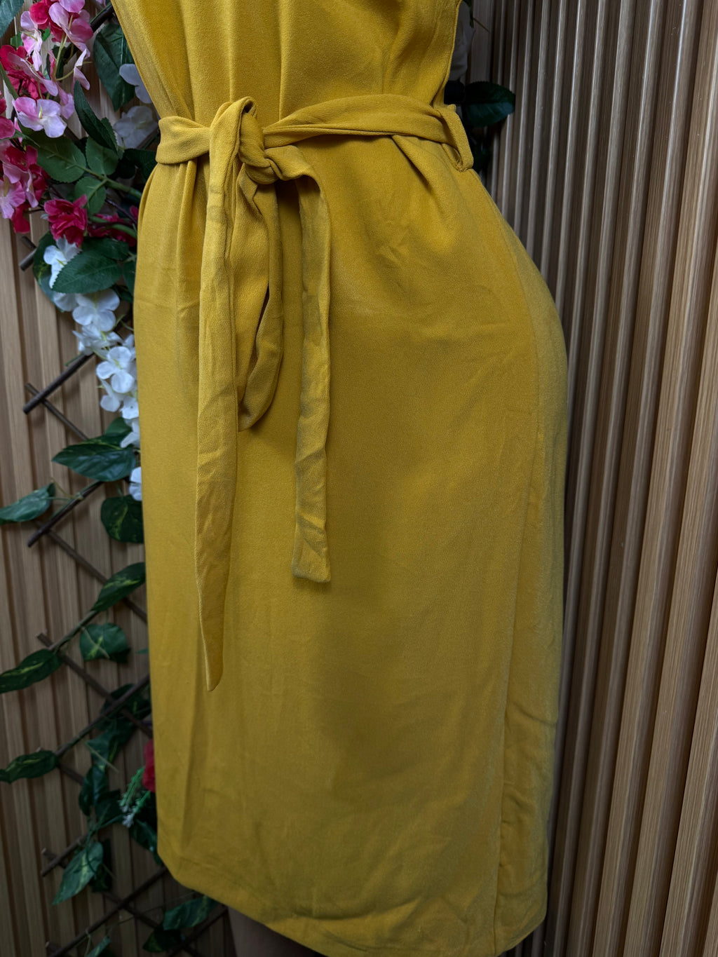 Robe droite mi-longue sans manches décollectée - Perluna Store