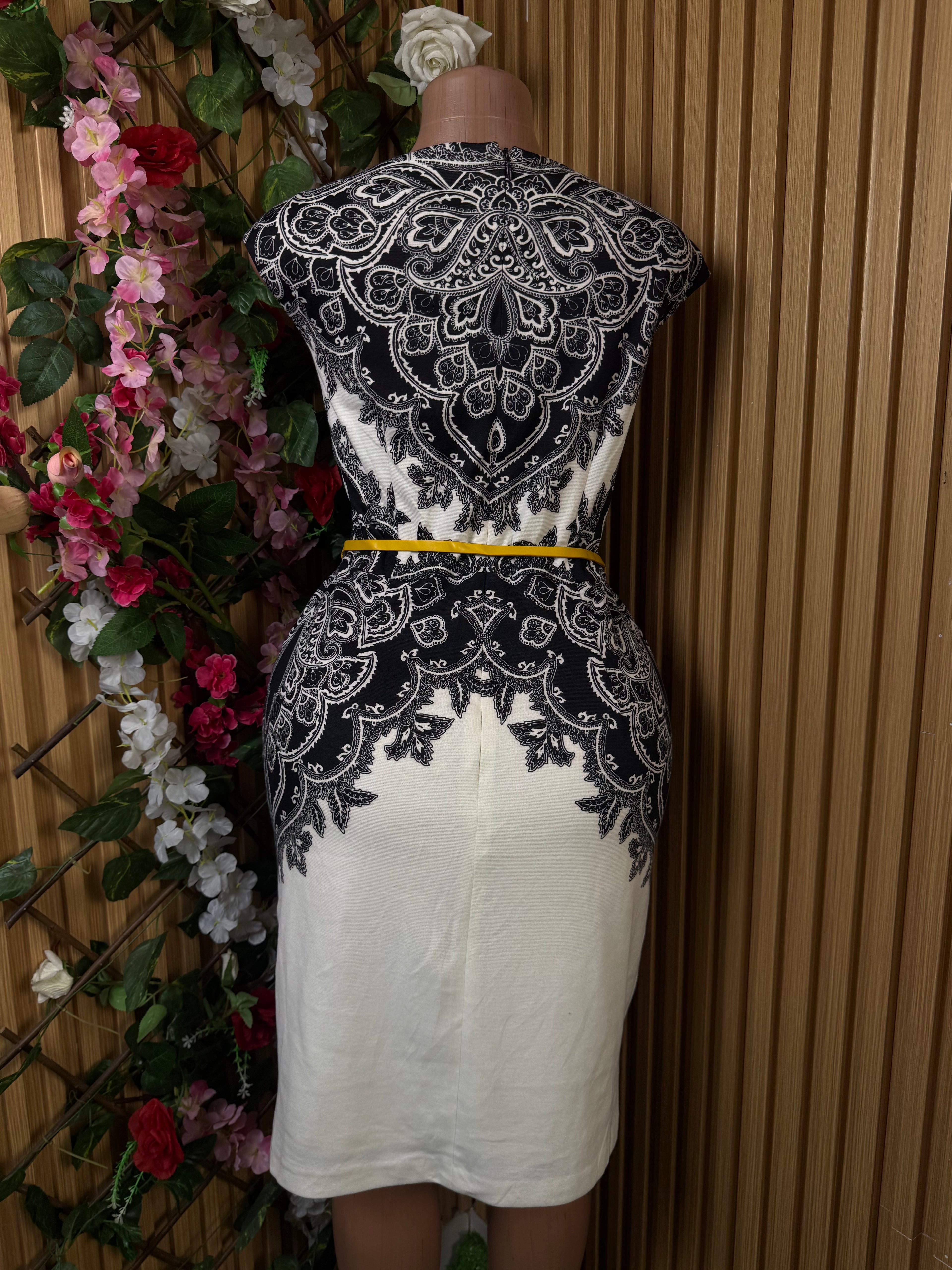 Robe droite sans manches décollectuée - Perluna Store