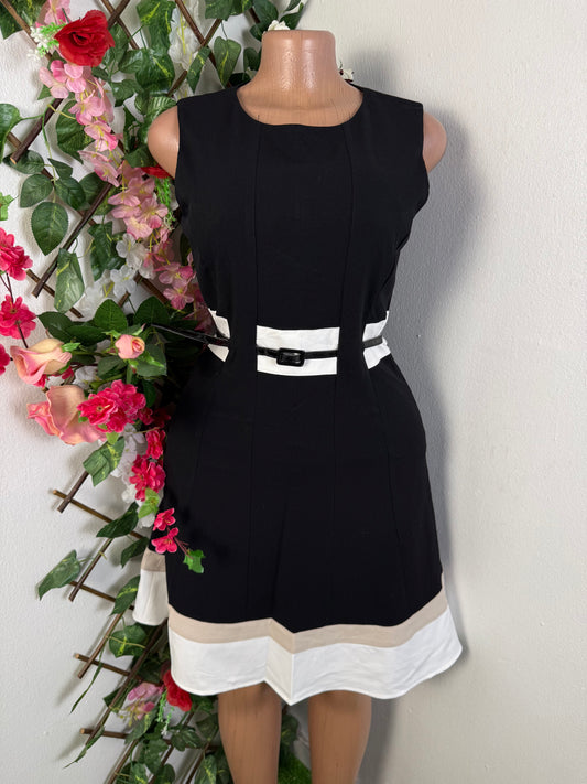 Robe évasée ceinturée sans manches