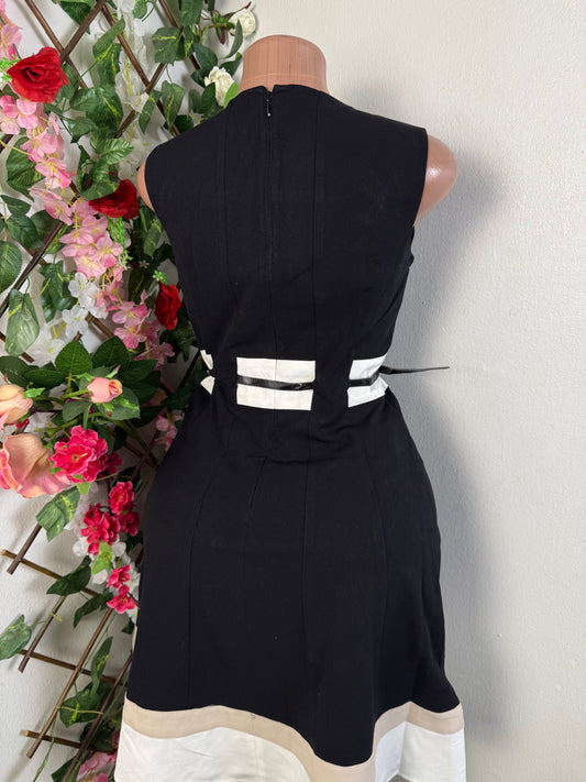 Robe évasée ceinturée sans manches