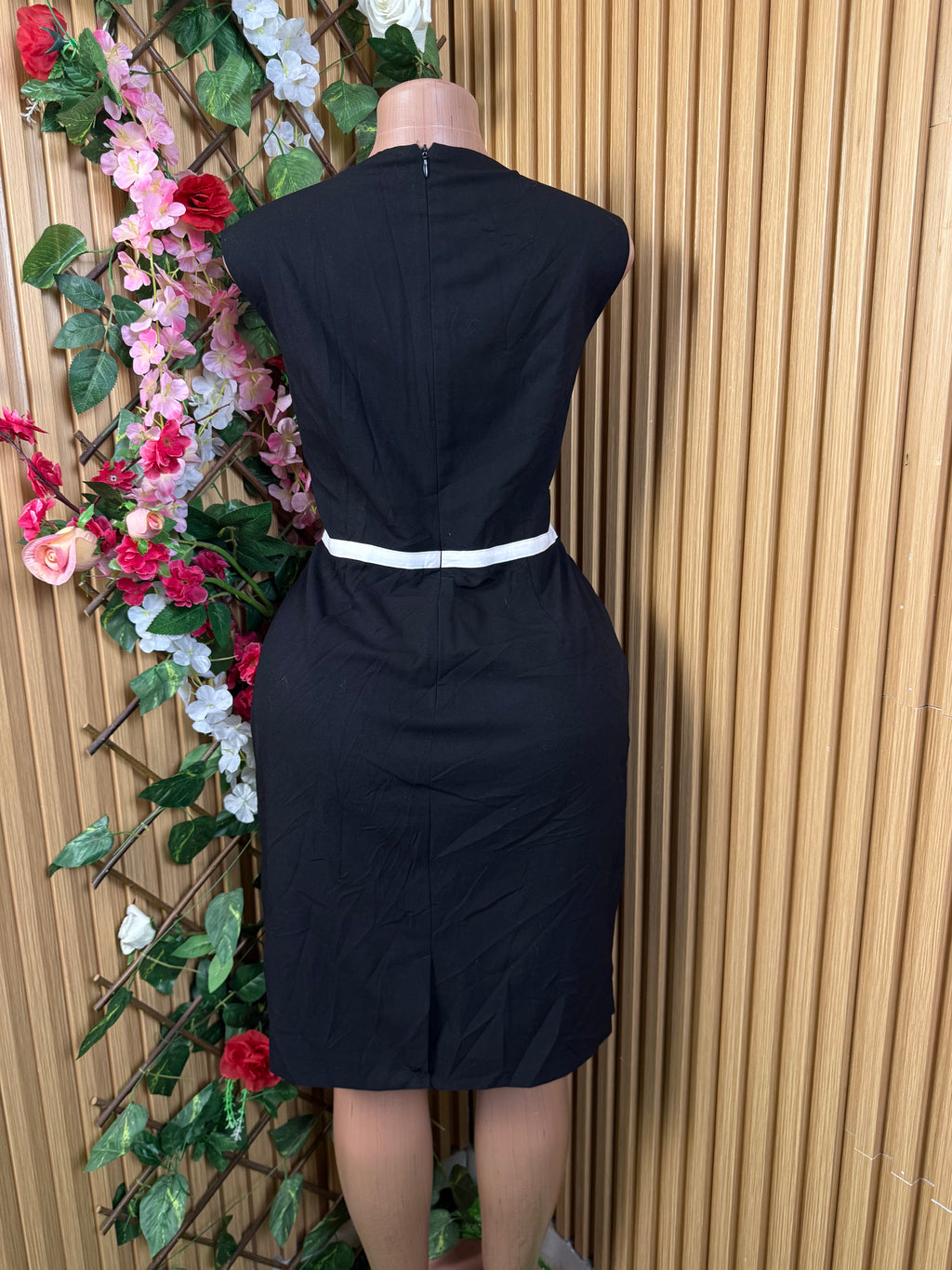 Robe droite stylée sans manches décollectée - Perluna Store