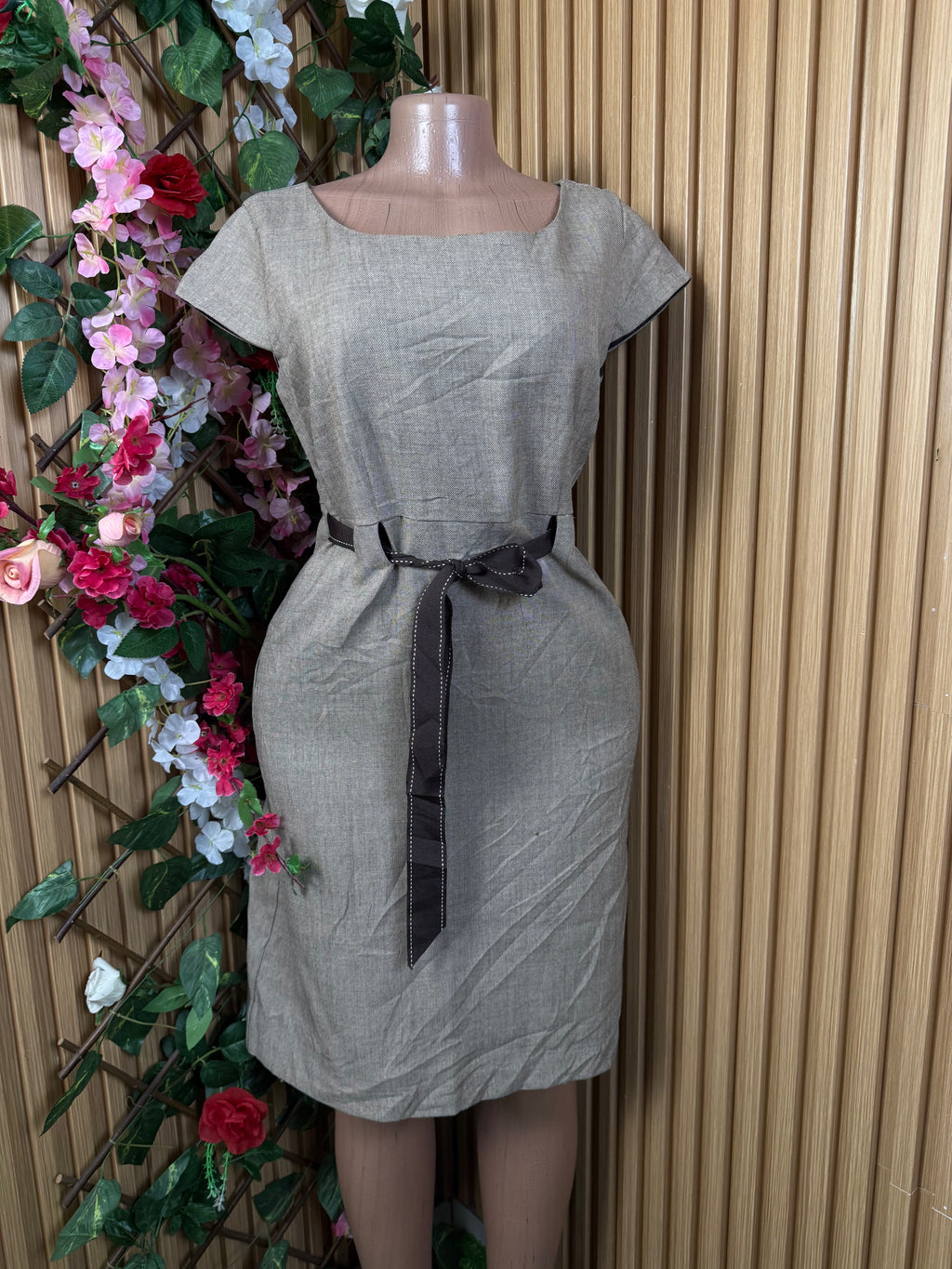 Robe  droite ceintrée sans manches décolléctée - Perluna Store