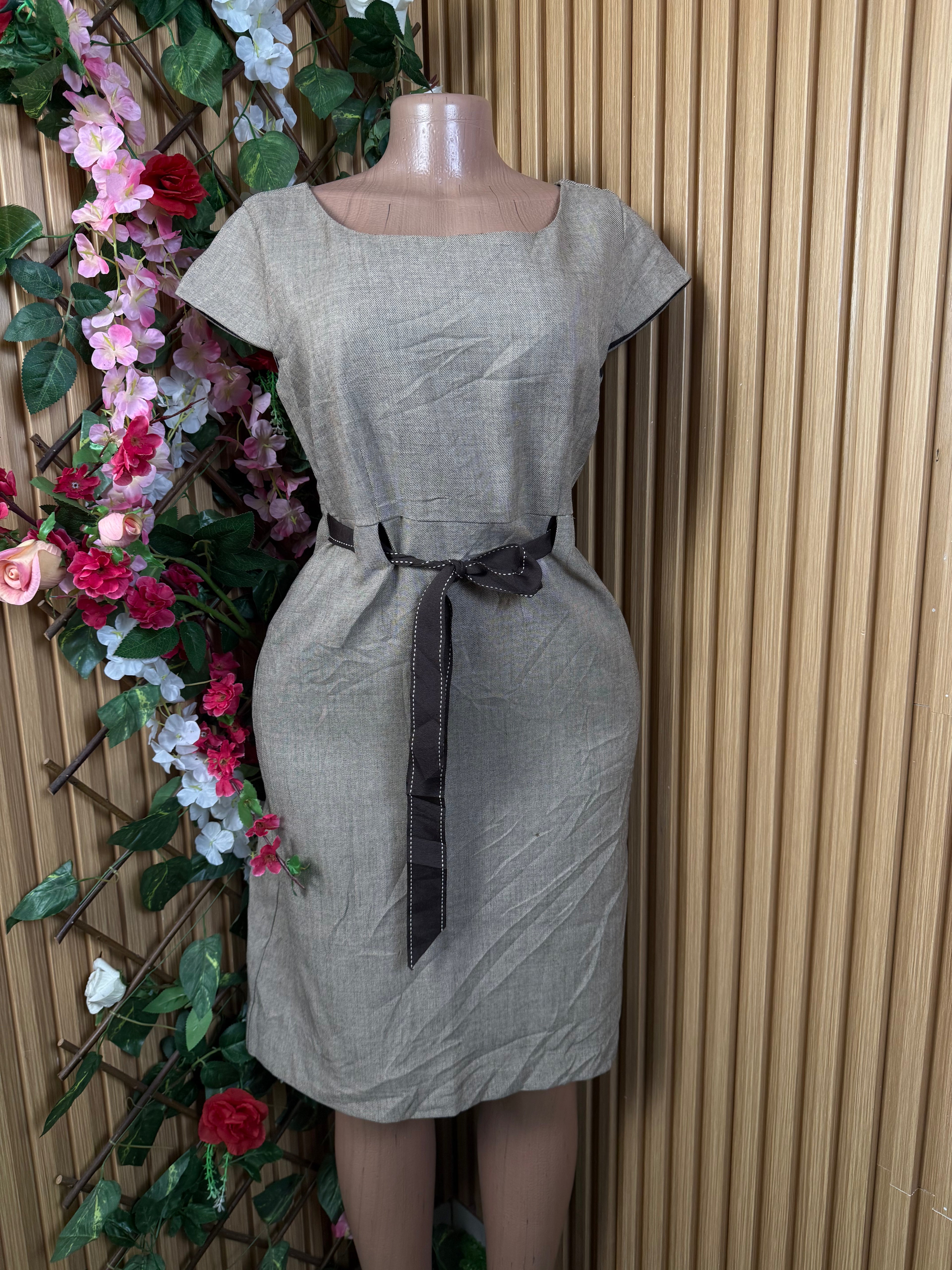 Robe  droite ceintrée sans manches décolléctée - Perluna Store