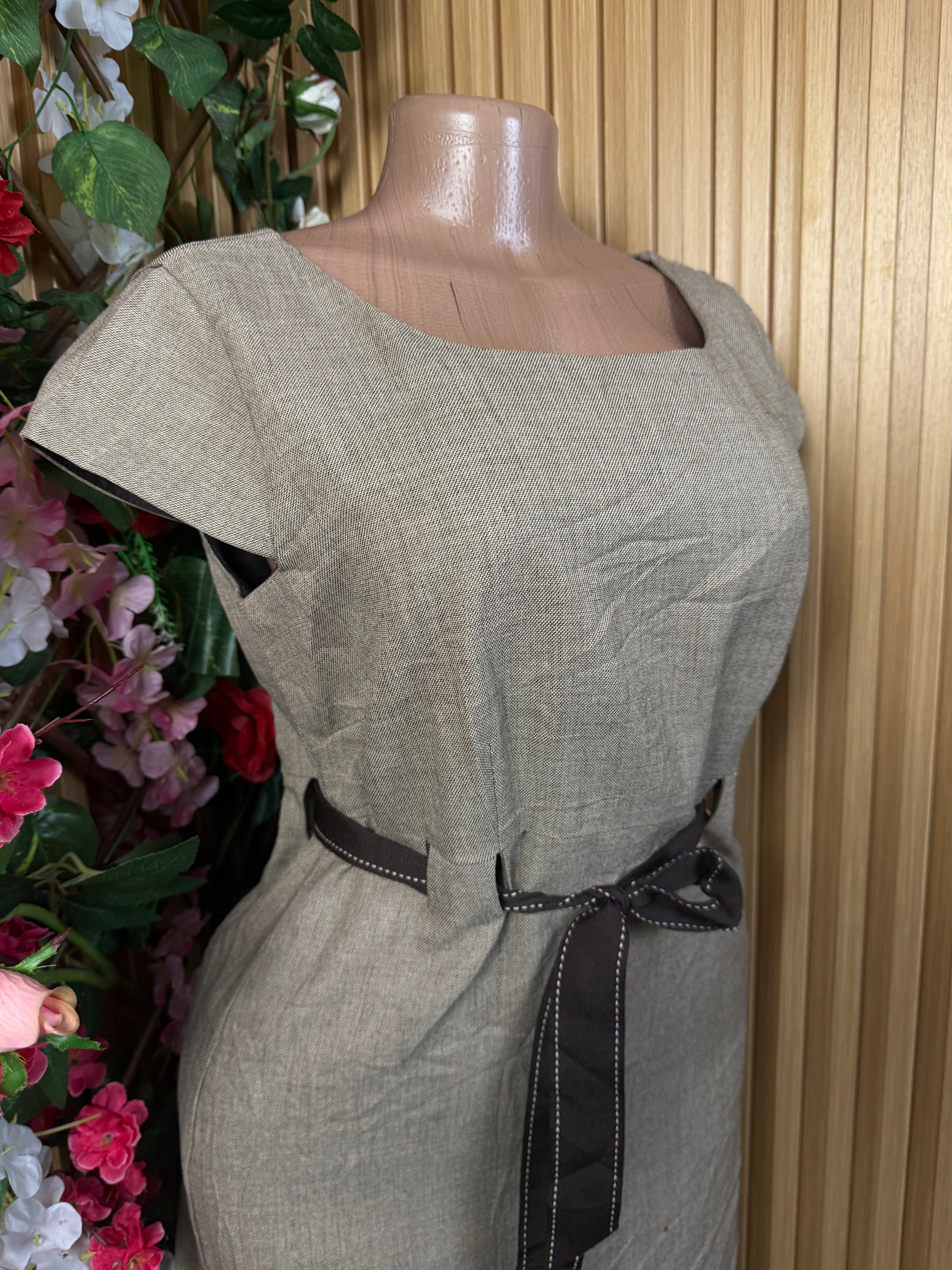 Robe  droite ceintrée sans manches décolléctée - Perluna Store