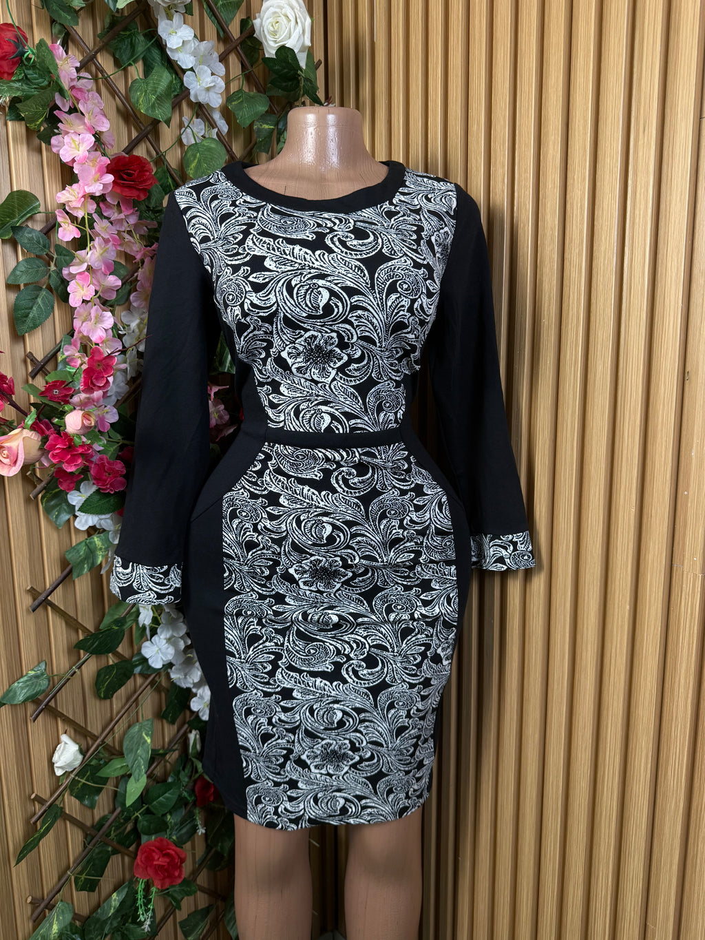 Robe moulante longues manches décollectée - Perluna Store