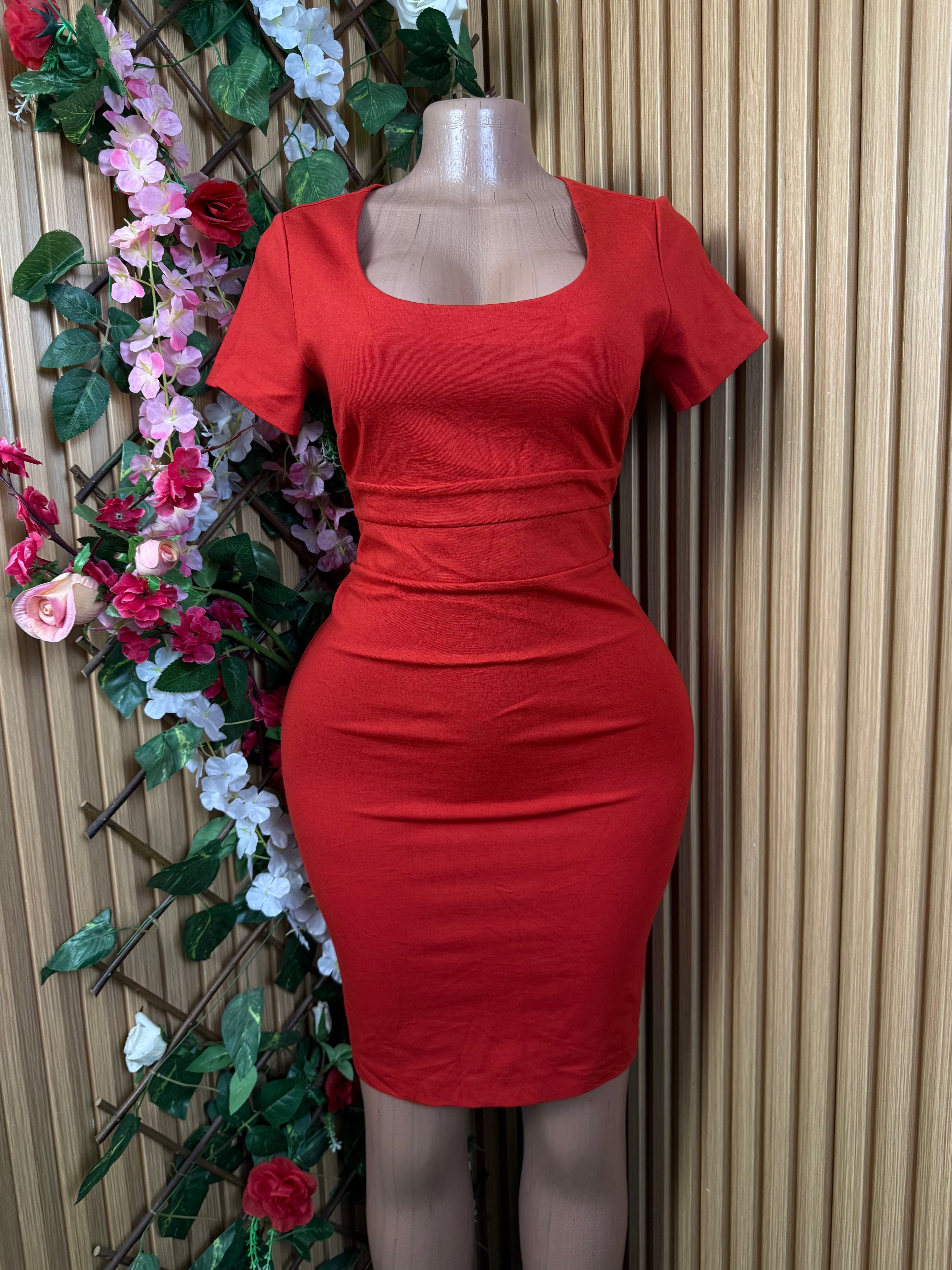 Robe moulante manches courtes décollectée - Perluna Store