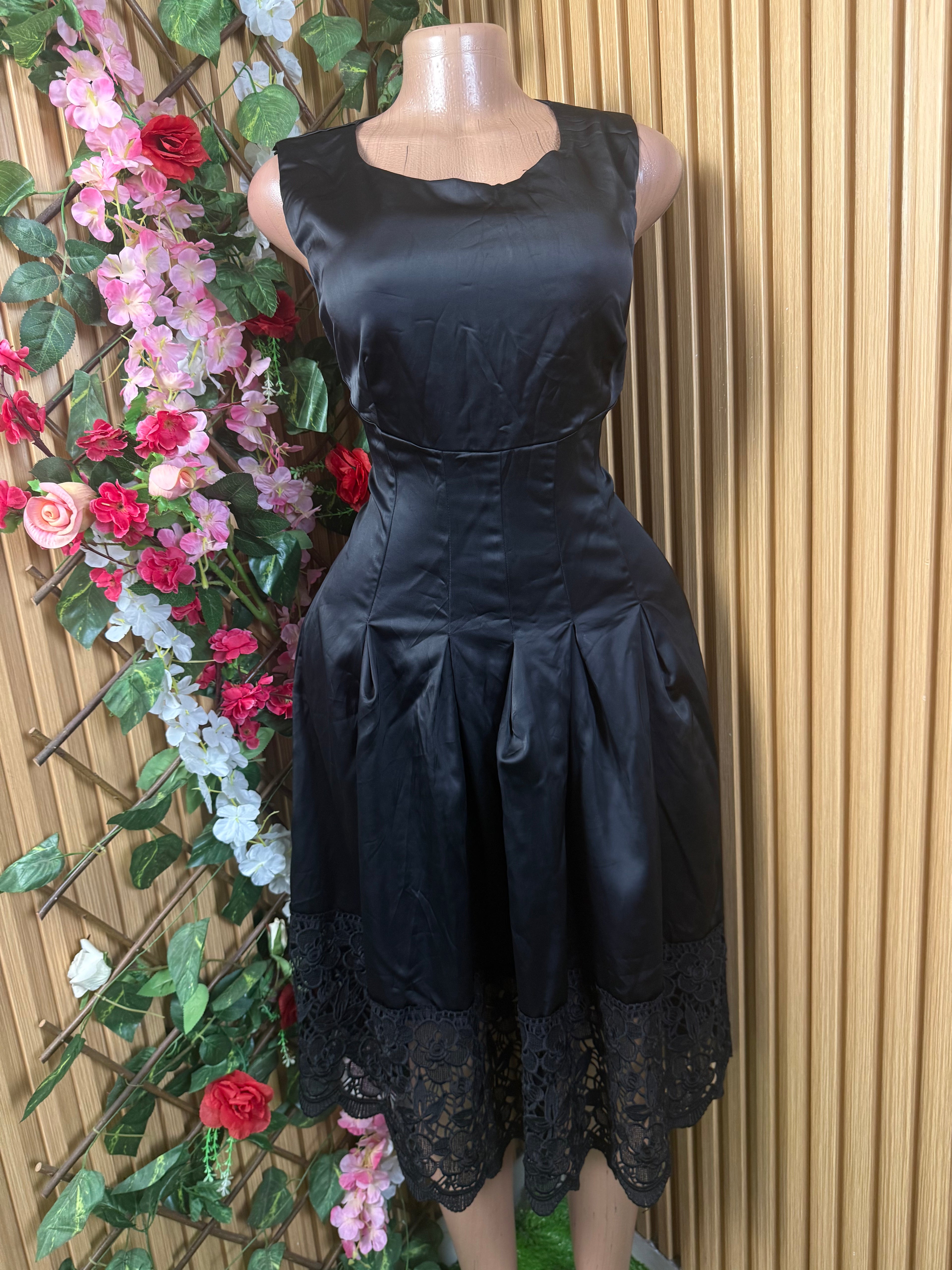 Robe évasée sans manches décolletéé - Perluna Store