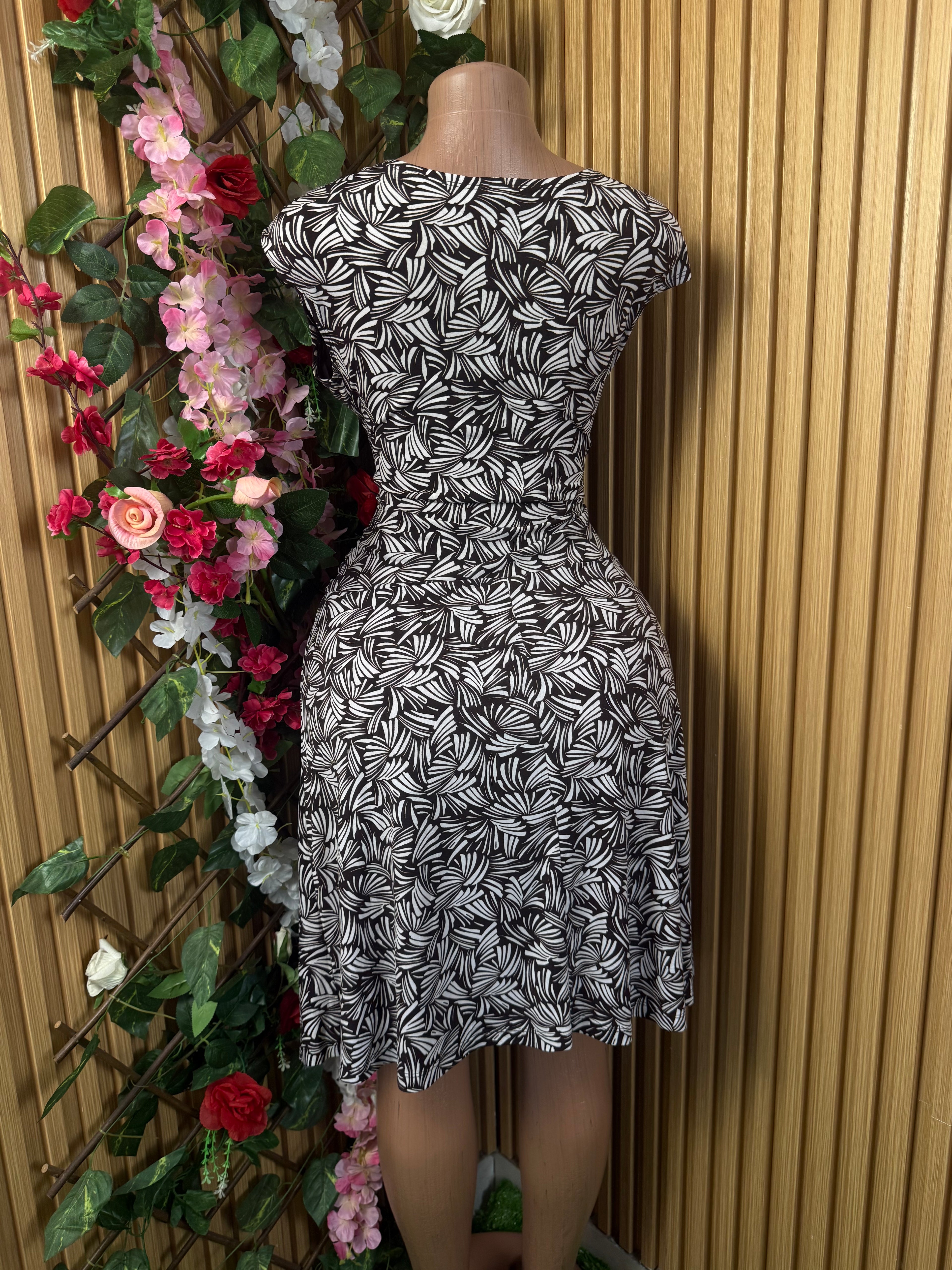 Robe droite sans manches décolletée - Perluna Store