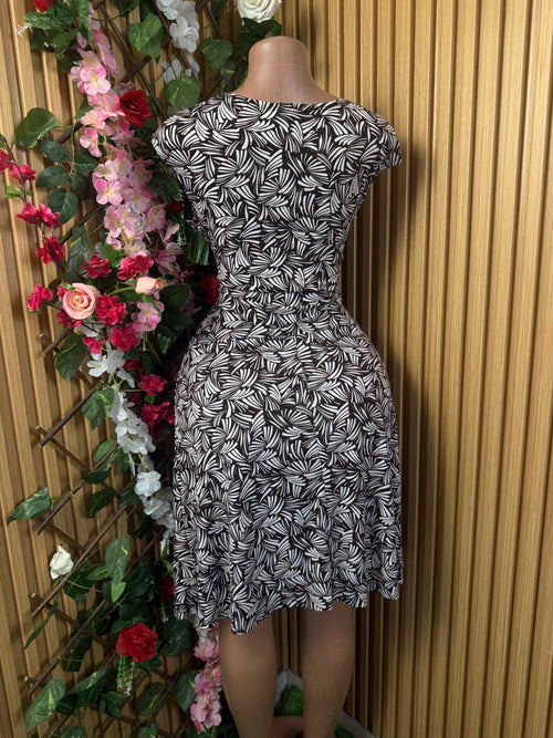 Robe droite sans manches décolletée - Perluna Store