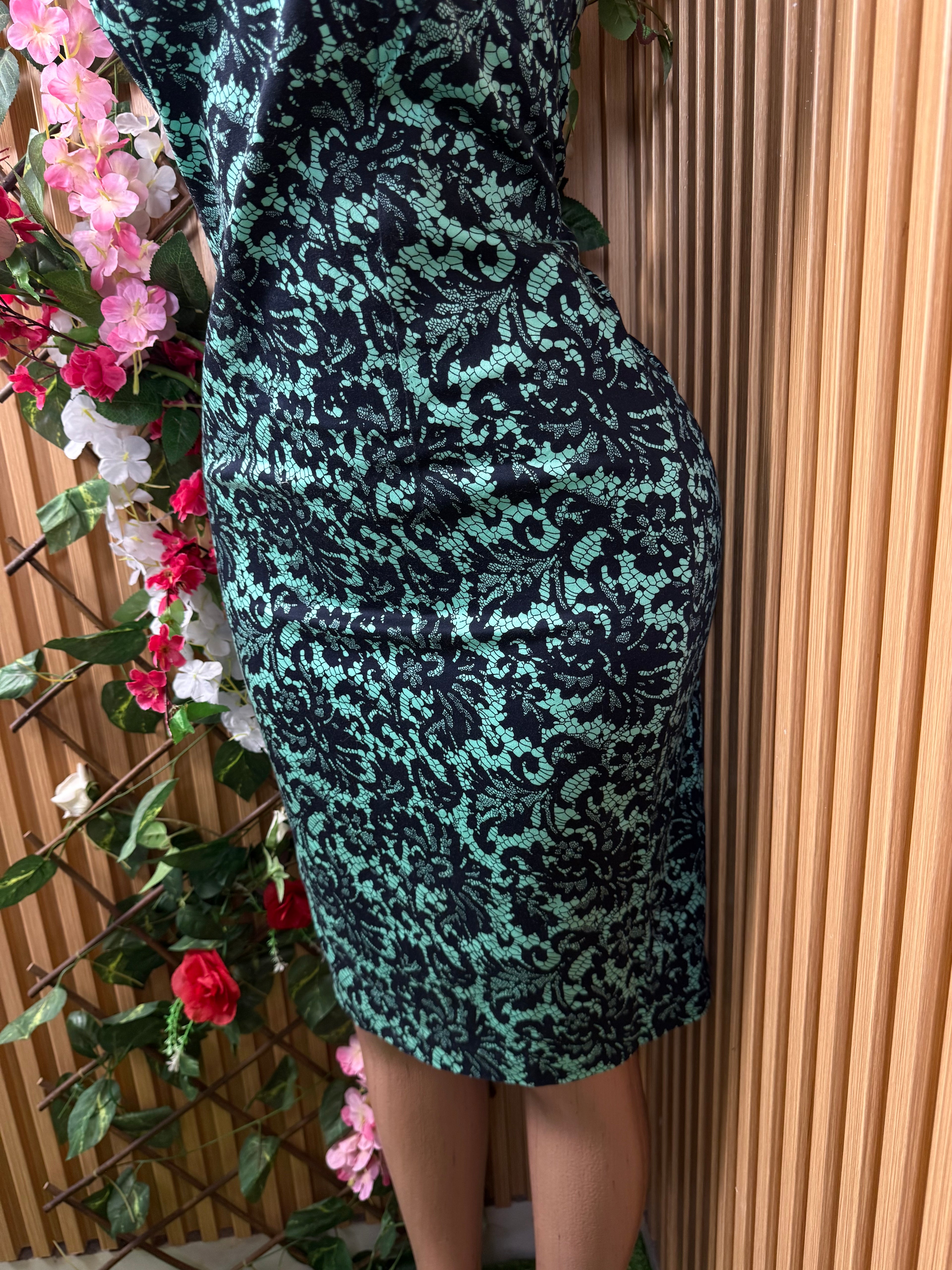 Robe moulante à fines bretelles décollectée col carré - Perluna Store