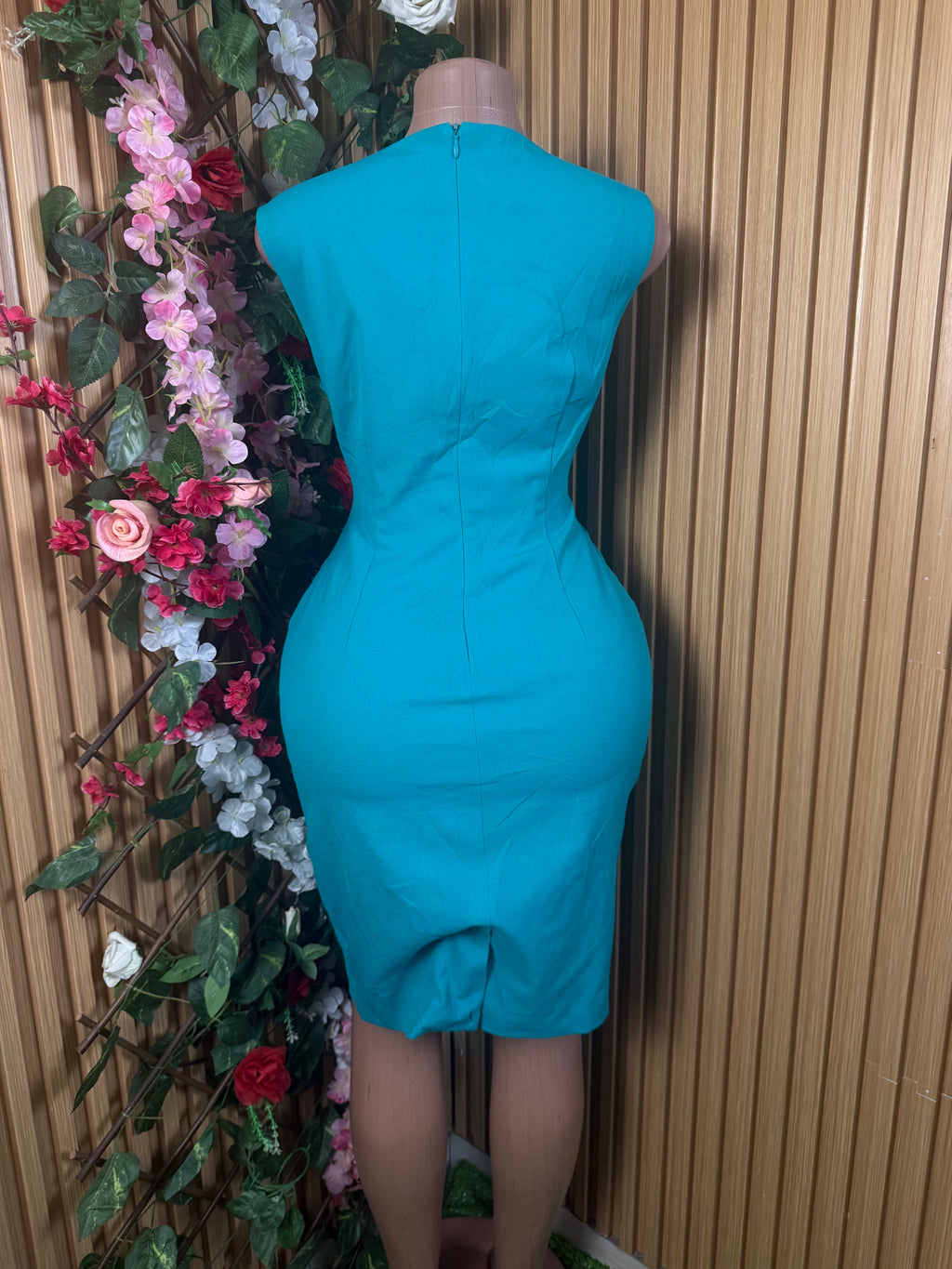 Robe moulante sans manchesdécolletée - Perluna Store