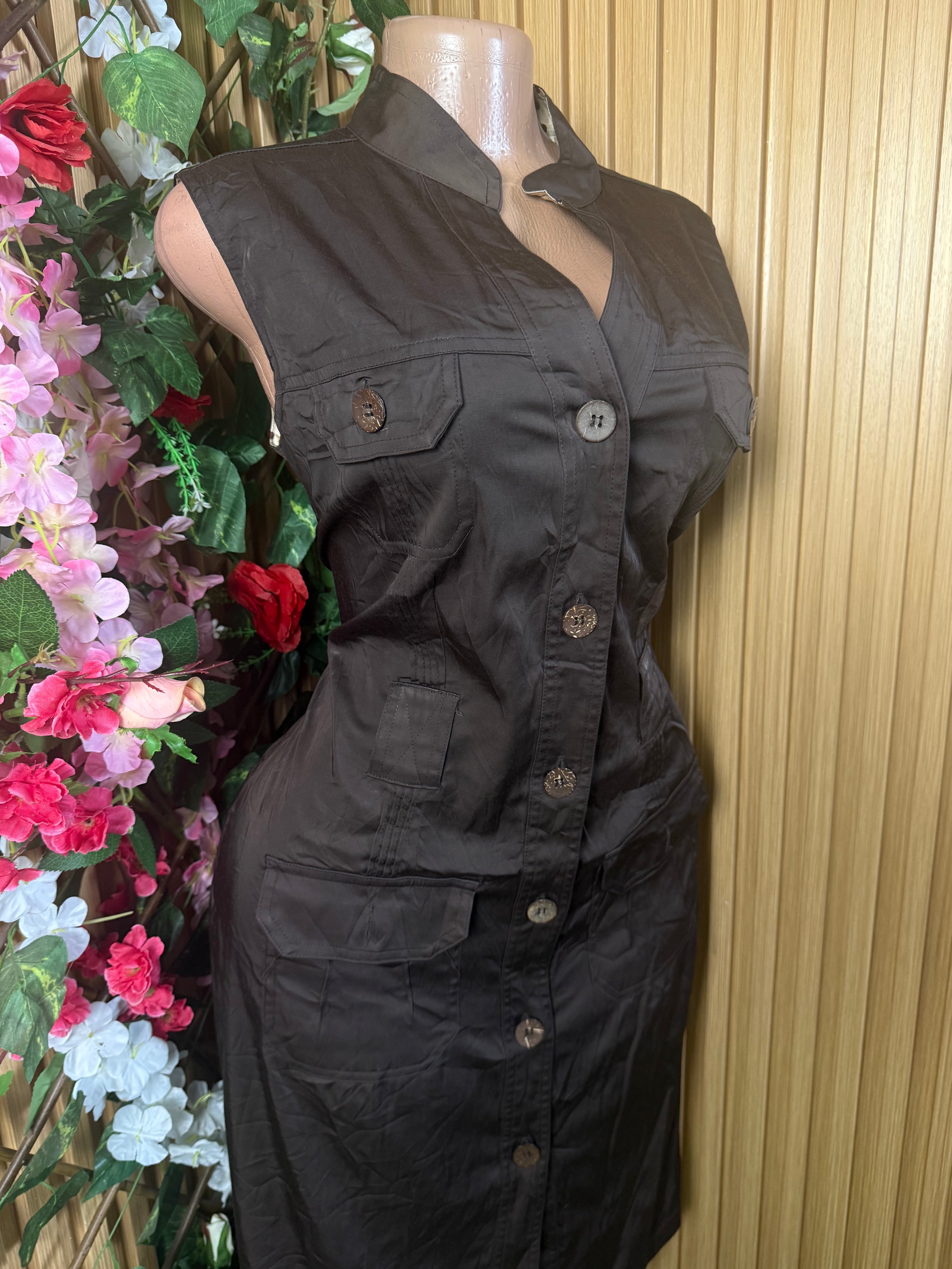 Robe droite à  bouttons sans manches décolléctée - Perluna Store