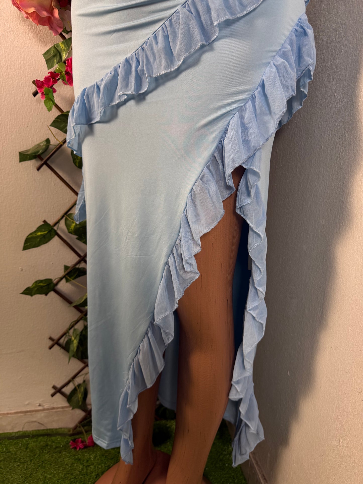Robe moulante à fente asymétrique