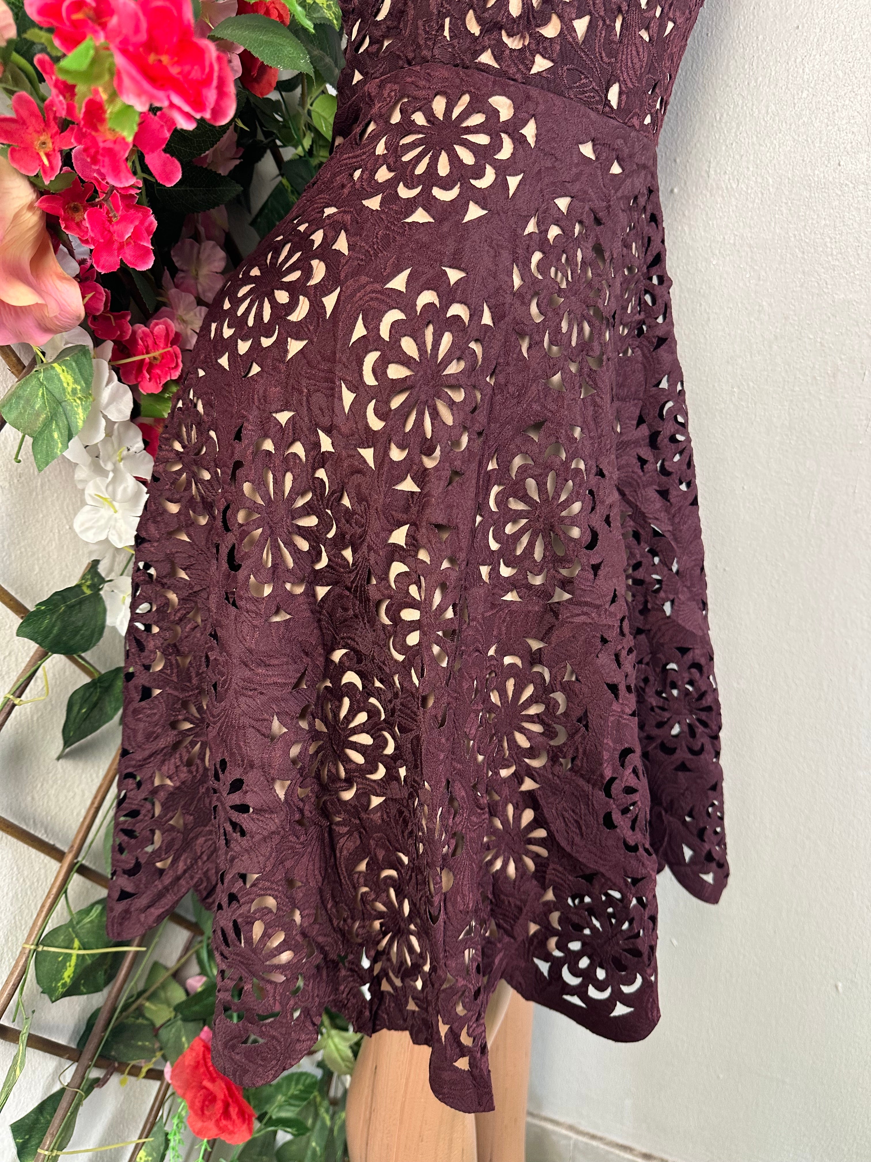 Robe évasée sans manches drapée