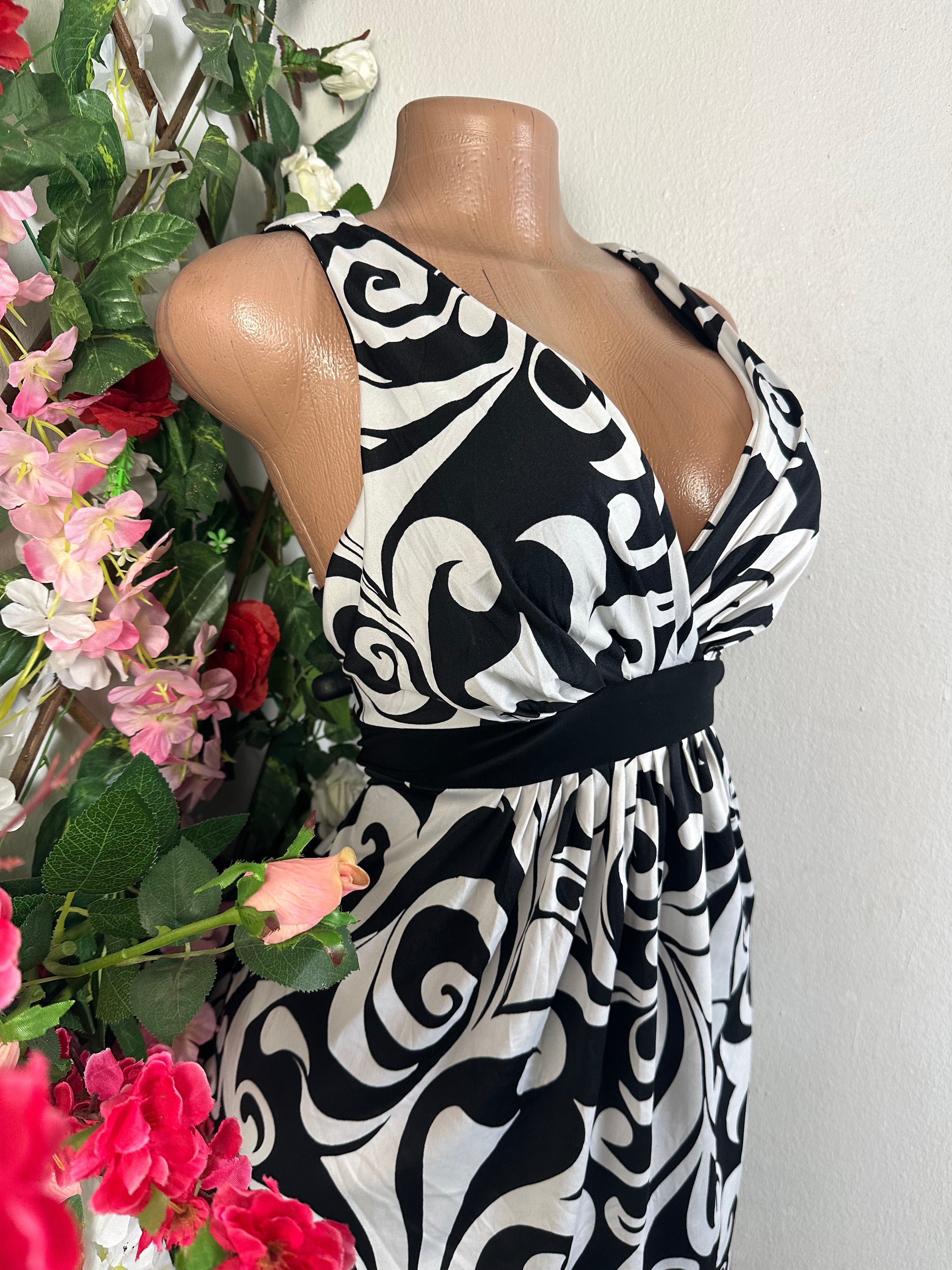 Robe moulante ceintrée sans manches