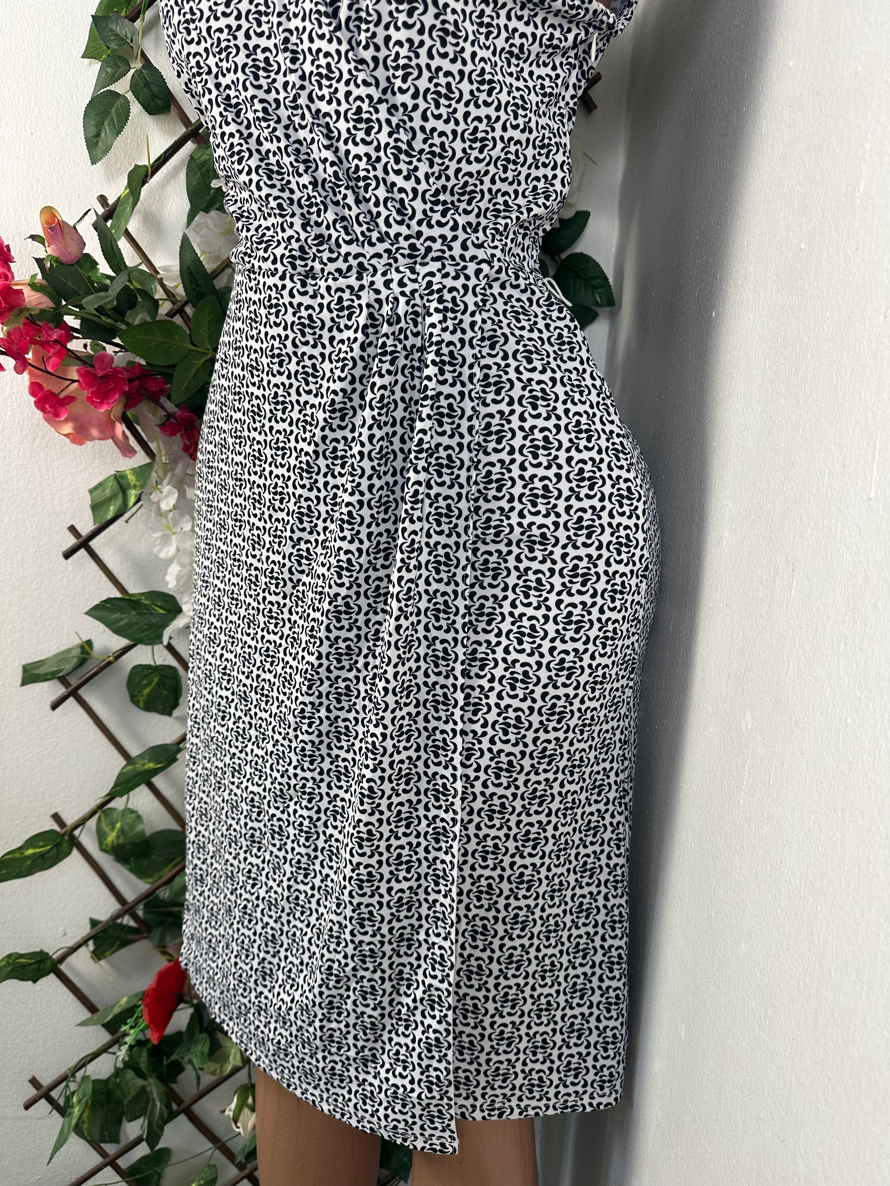 Robe évasée manche courtes colle V