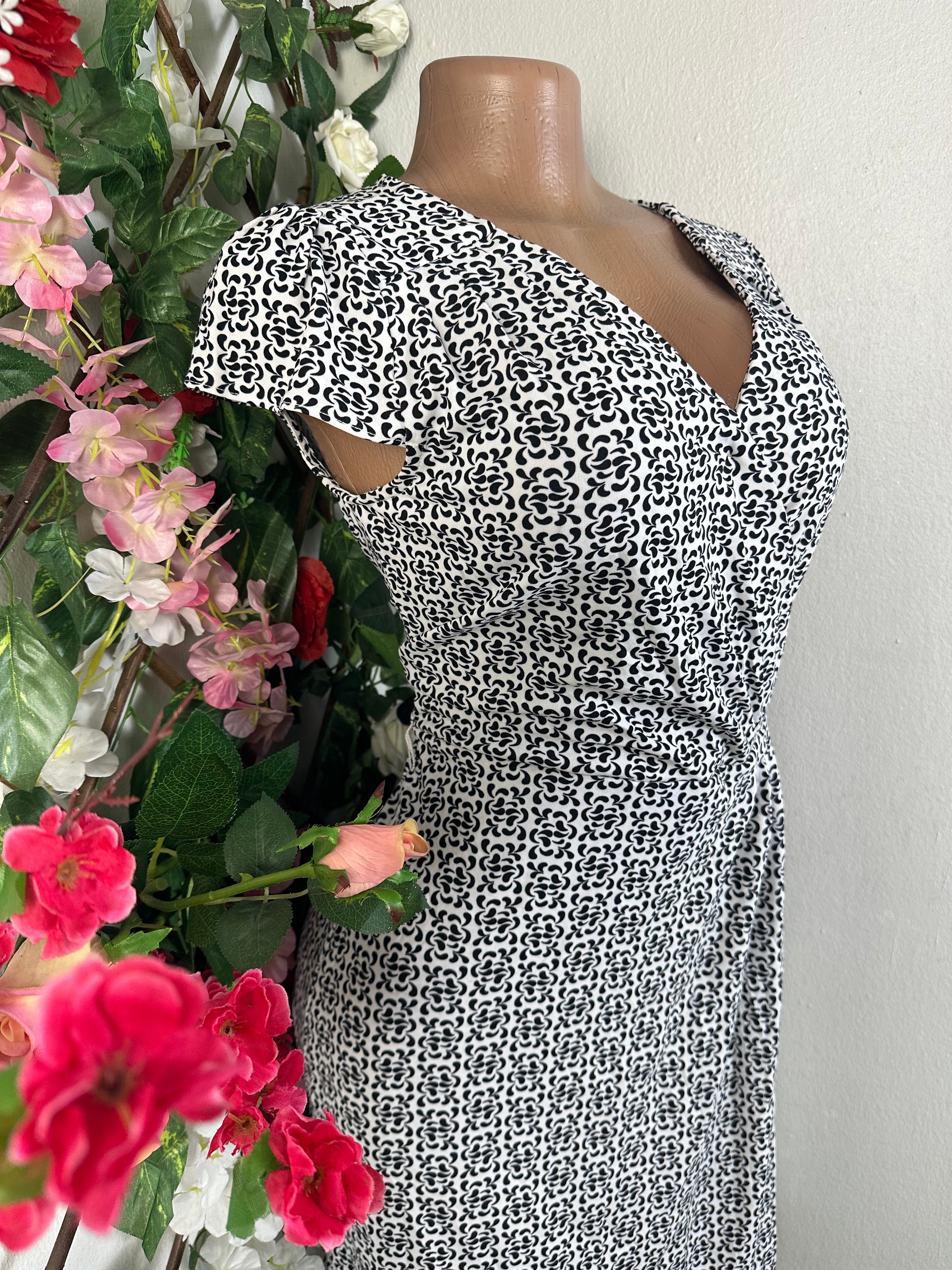 Robe évasée manche courtes colle V