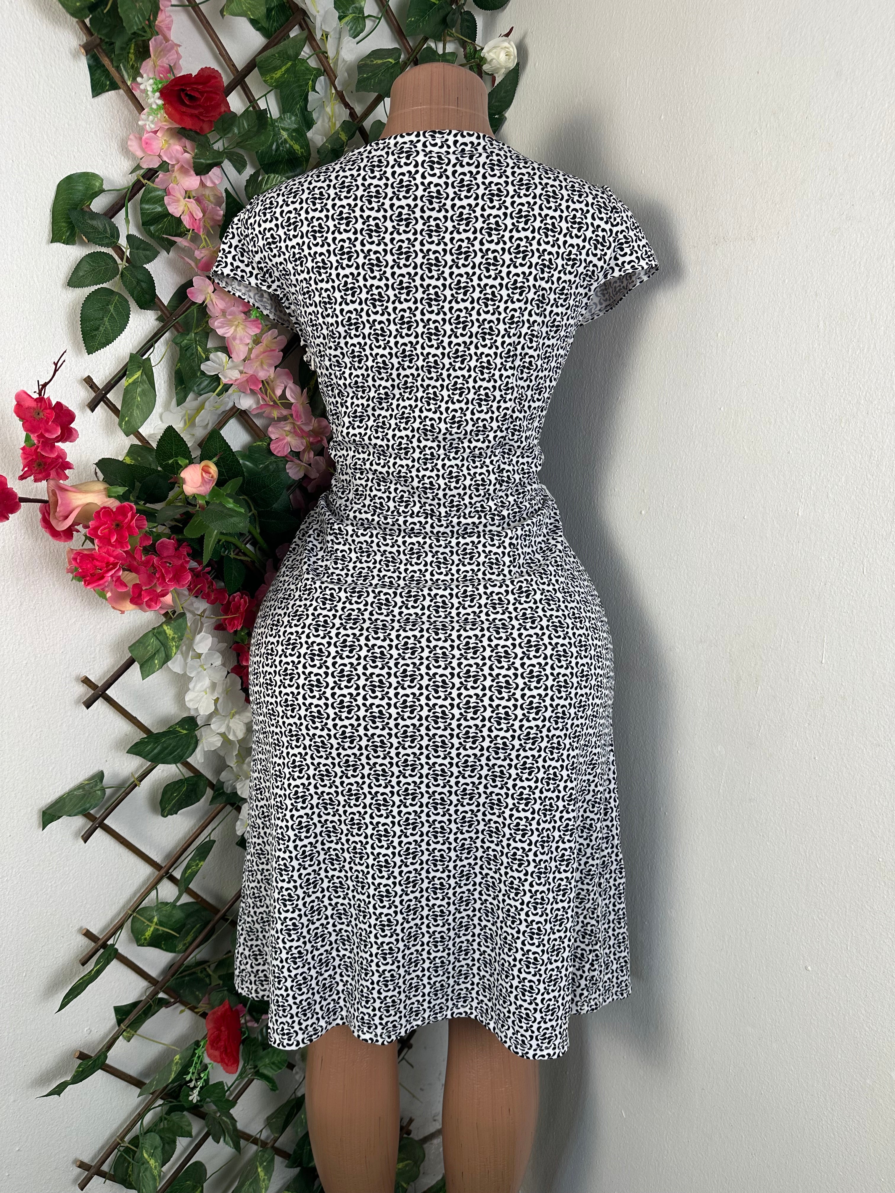 Robe évasée manche courtes colle V