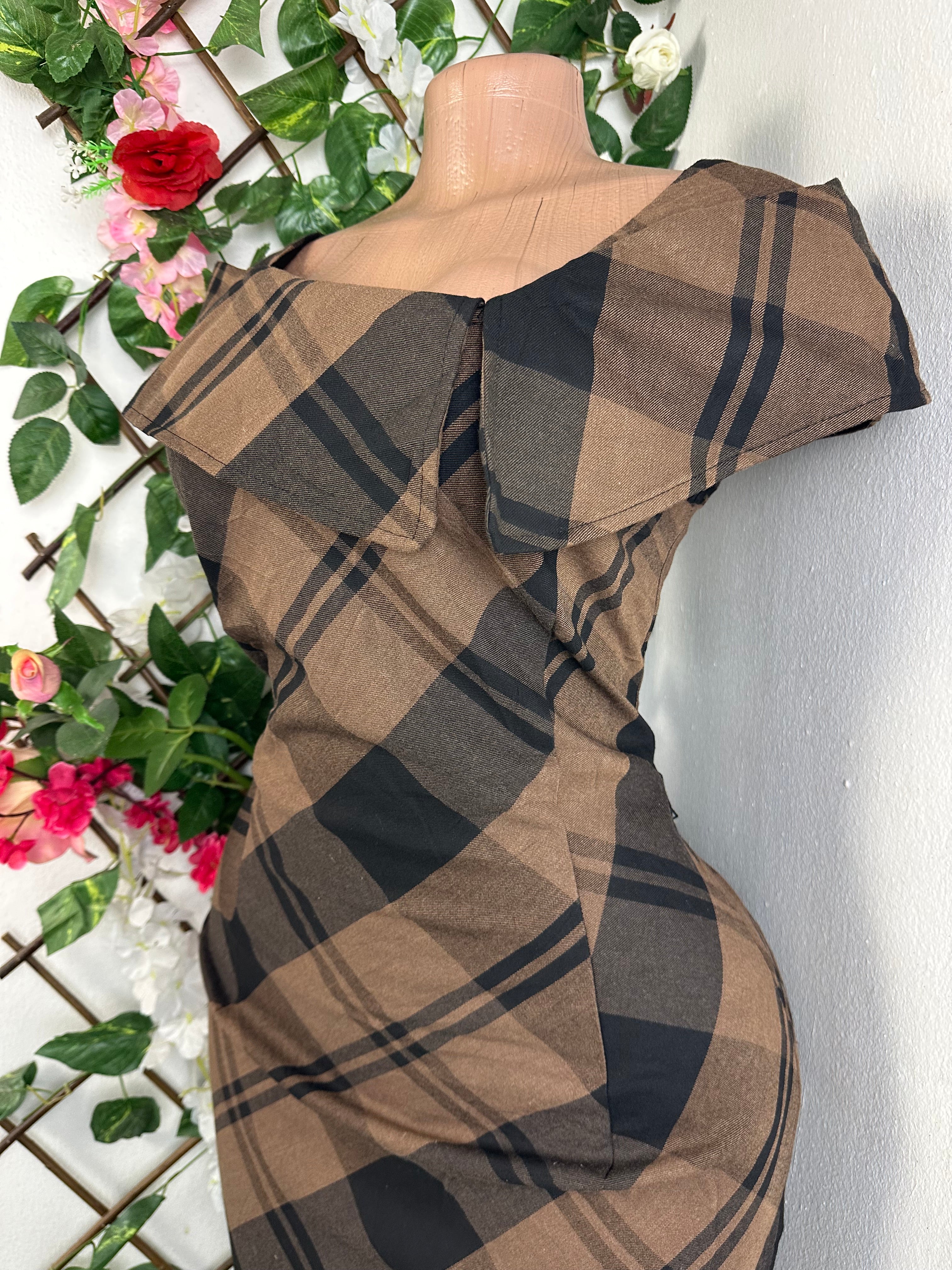 Robe élégante denudée manches courtes