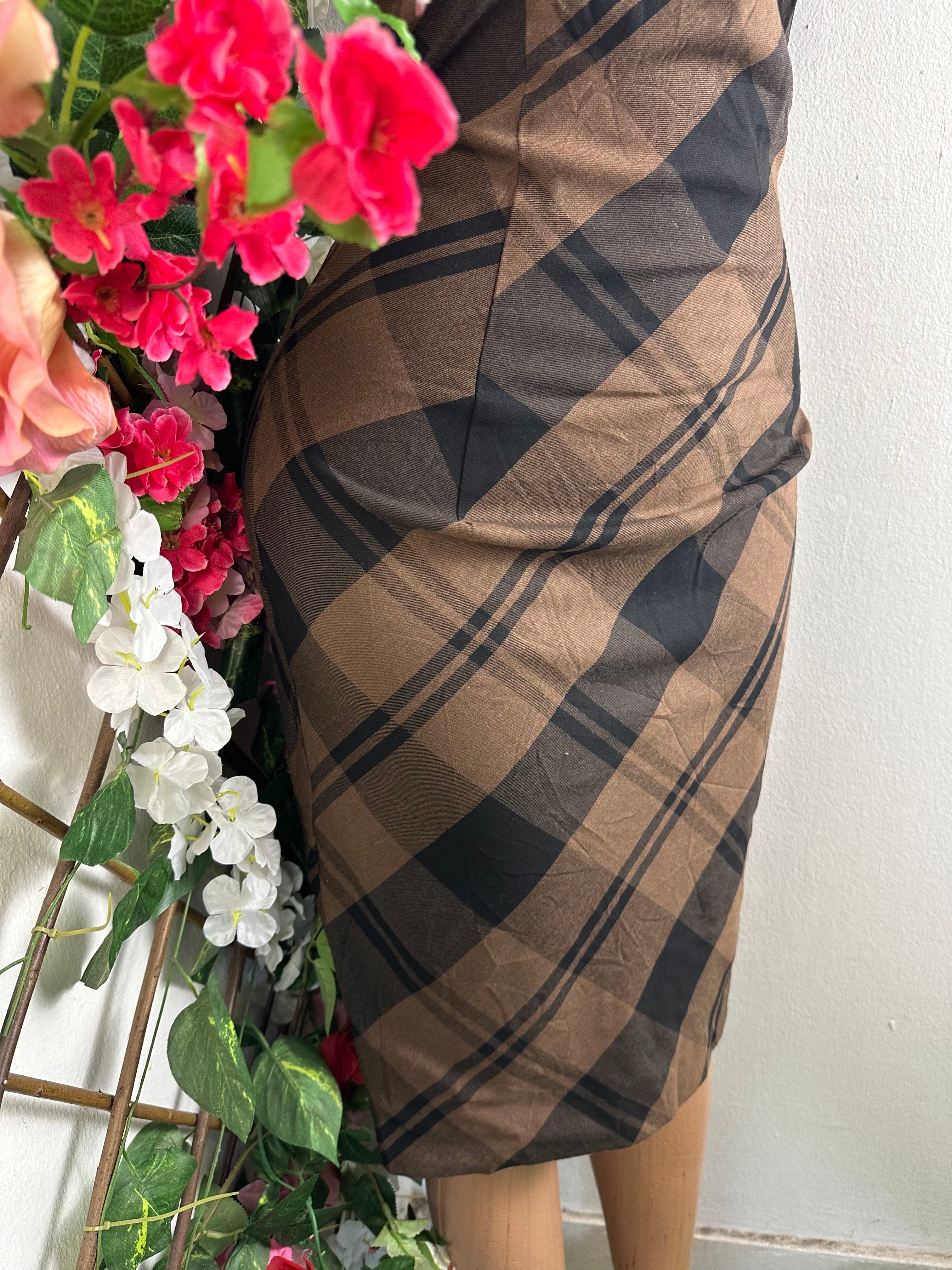 Robe élégante denudée manches courtes