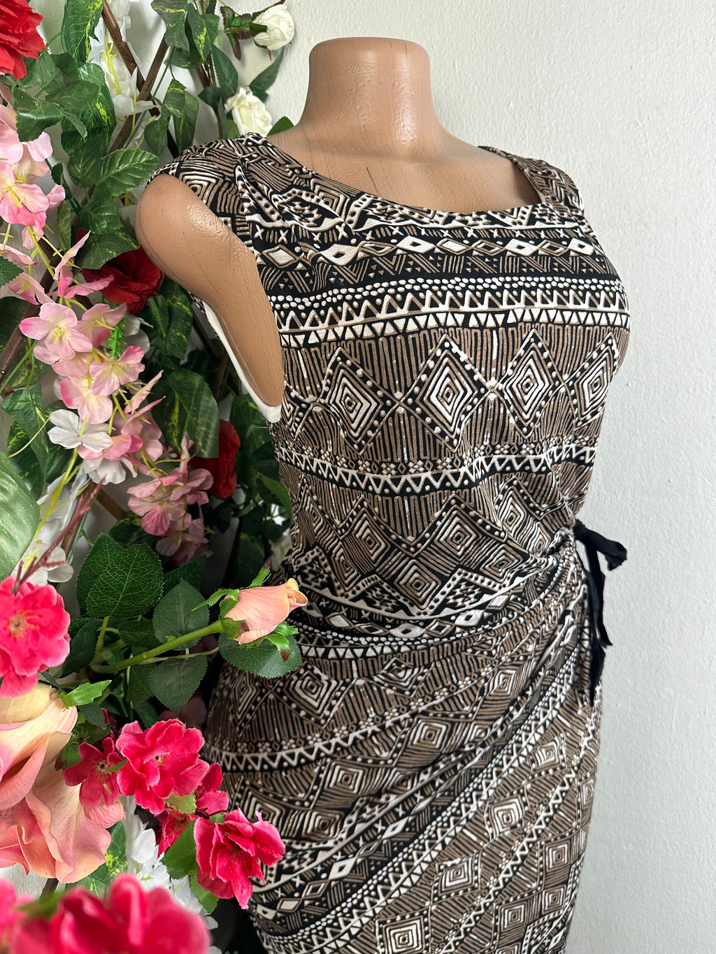 Robe moulante sans manches décolletée