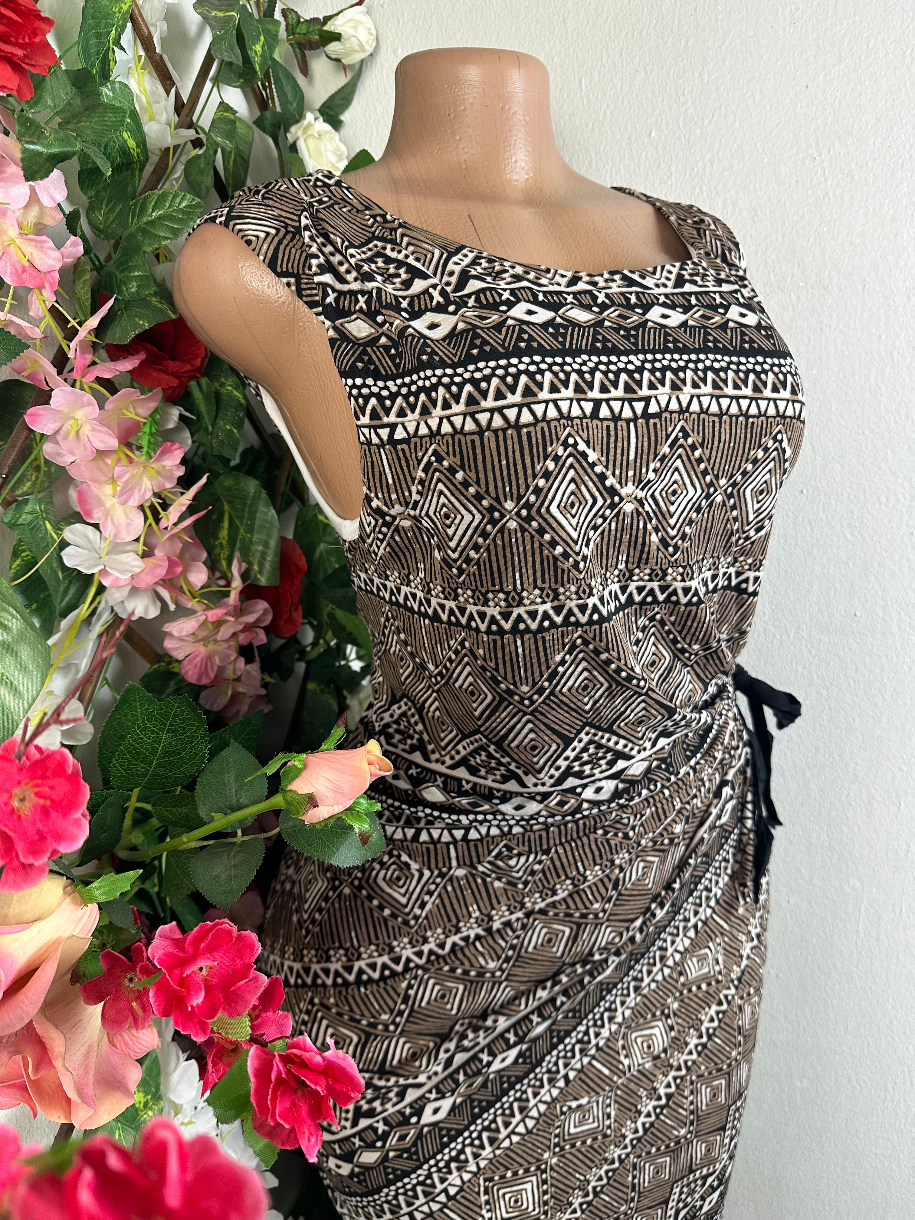 Robe moulante sans manches décolletée