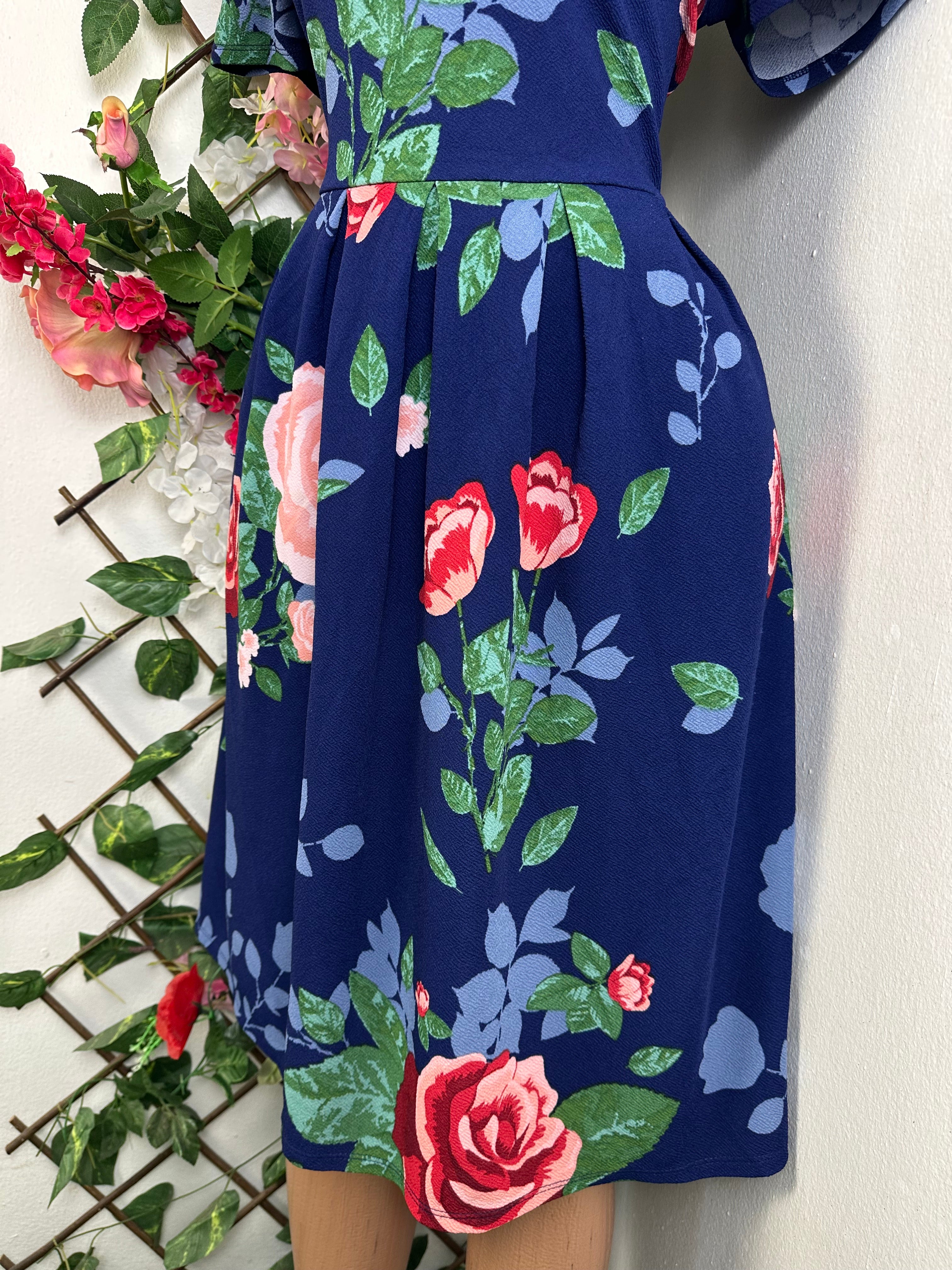 Robe évasée  manches courtes décolletée