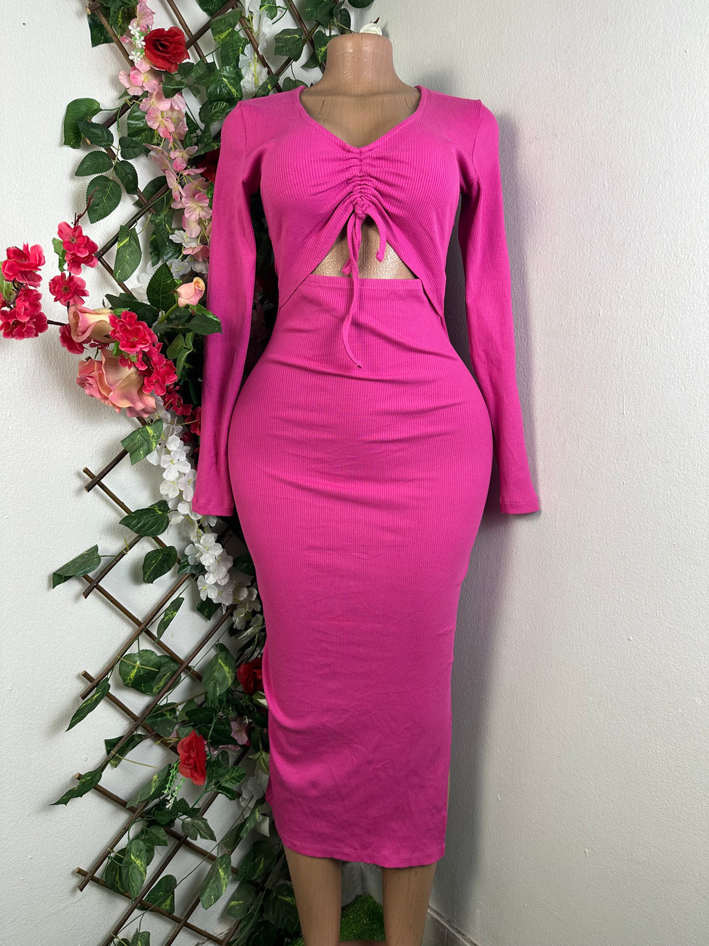 Robe moulante dénudée manches longues