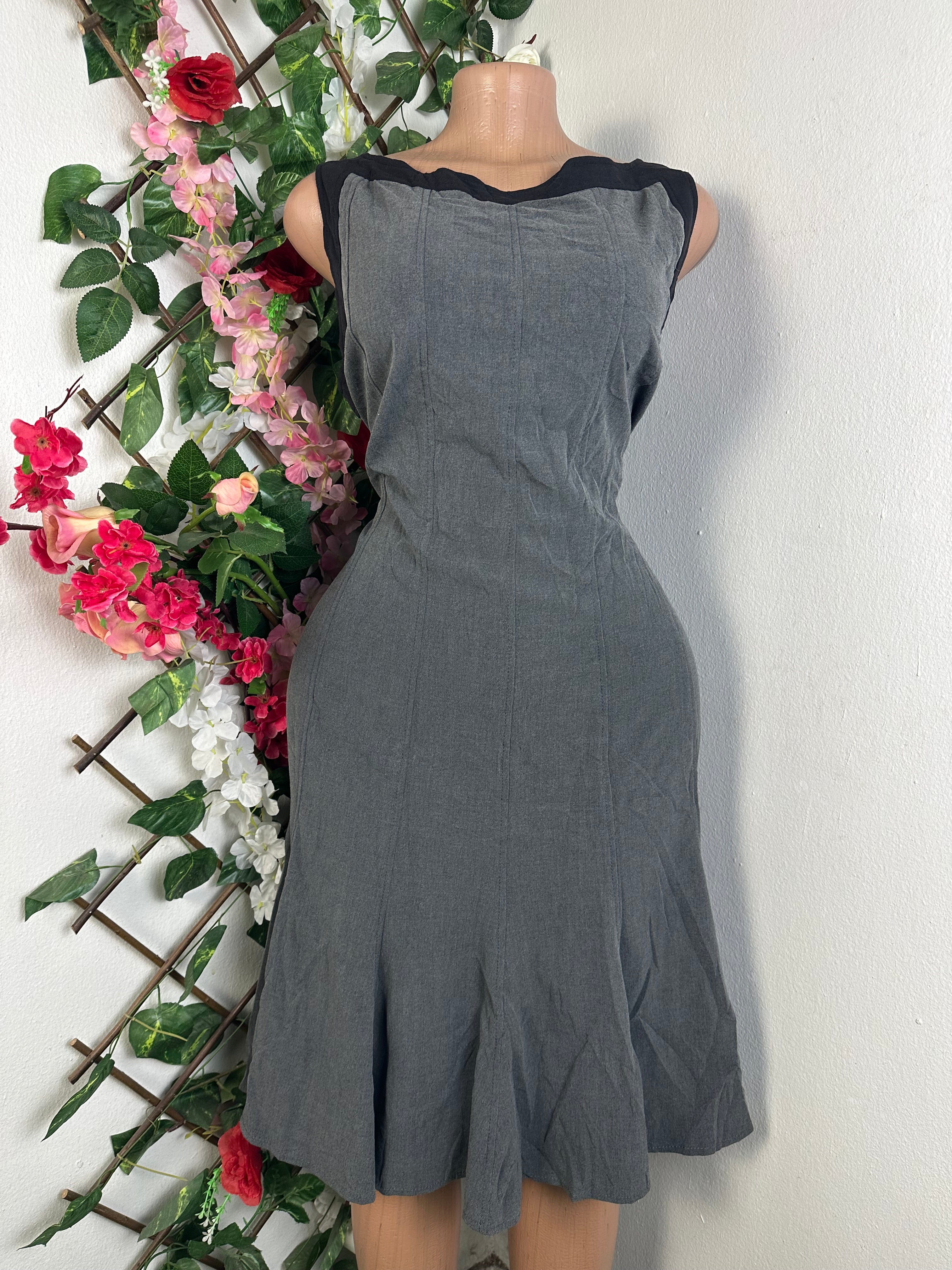 Robe évasée sans manches décolletée